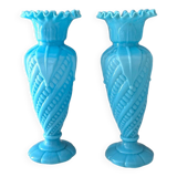Ensemble de 2 vases victoriens en verre opale bleu