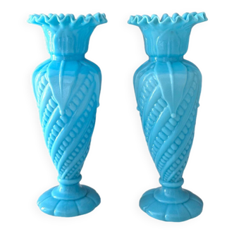 Ensemble de 2 vases victoriens en verre opale bleu