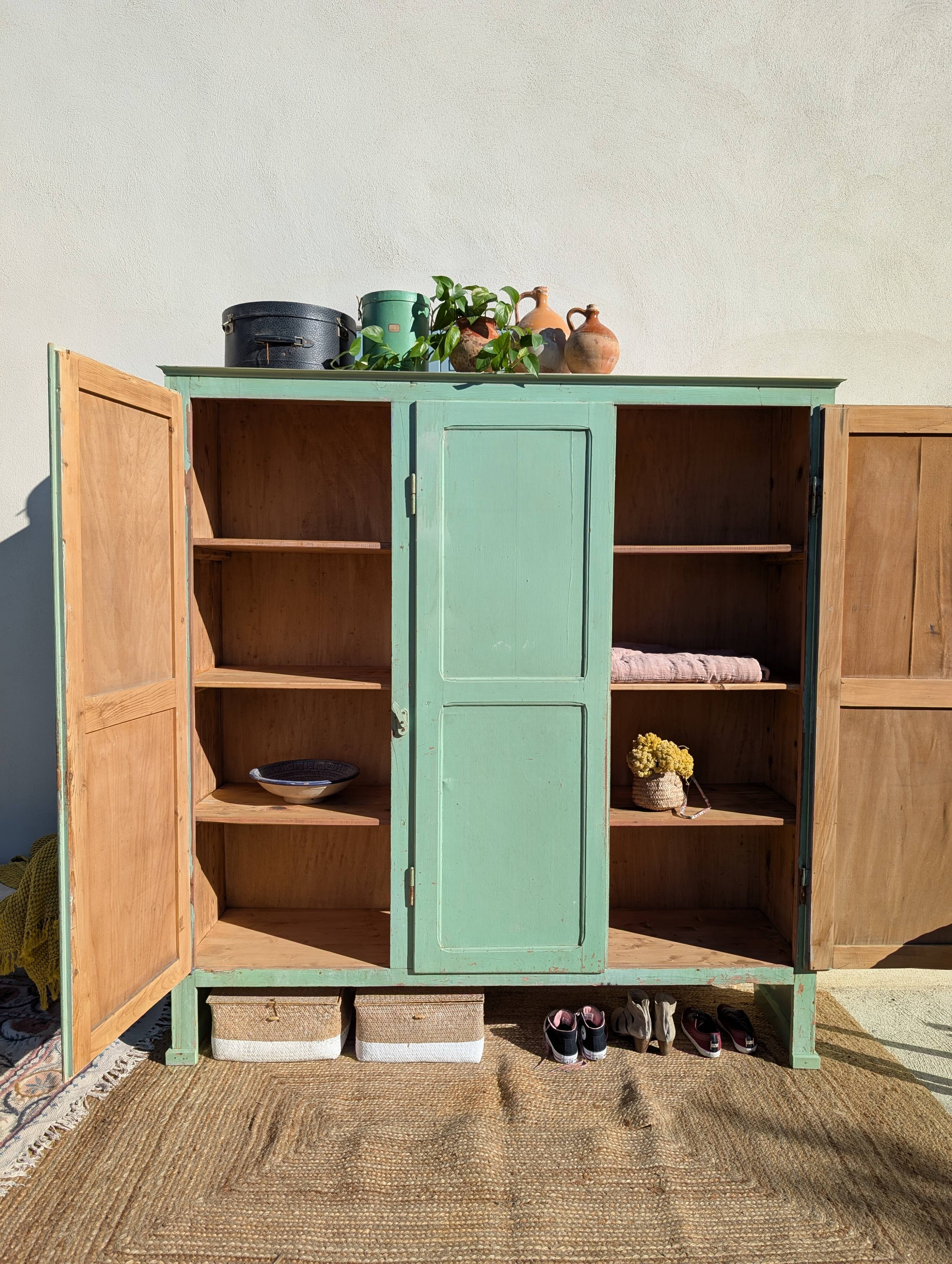 Workshop cabinet with 3 doors