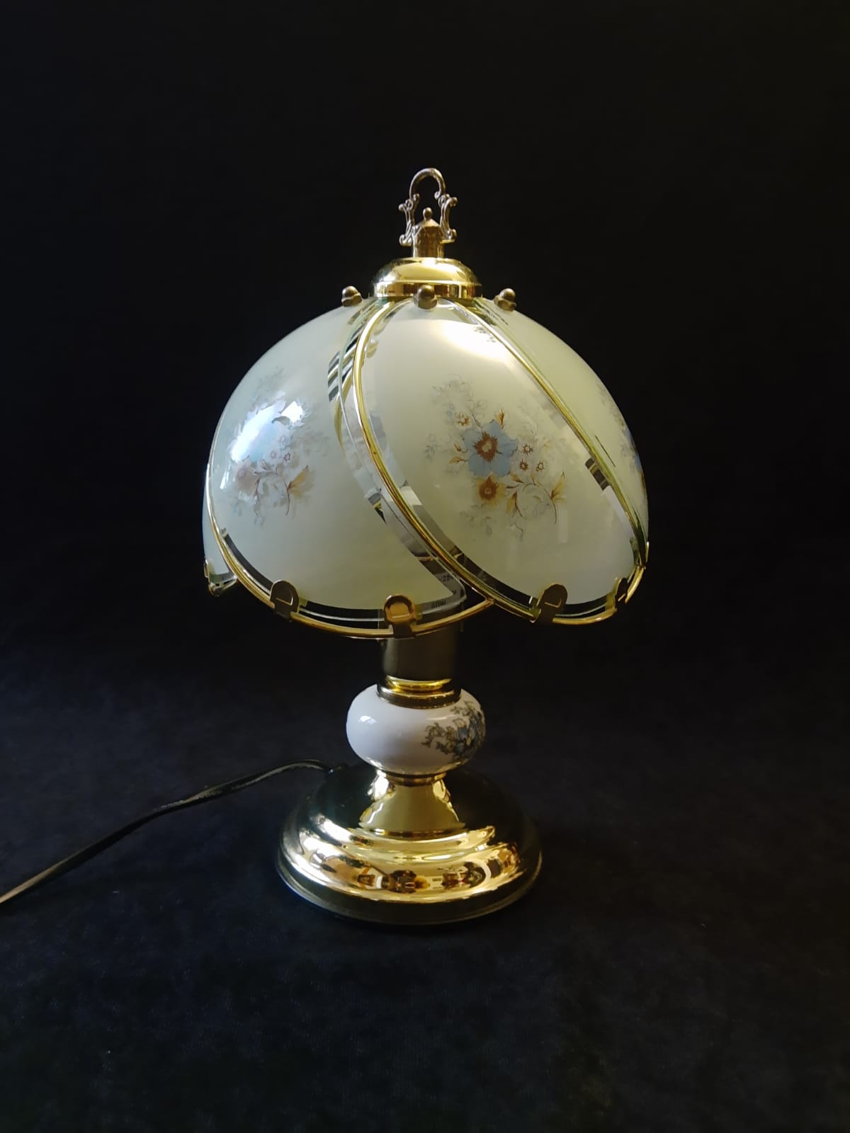 Tiffany style table lamp vintage floral motifs