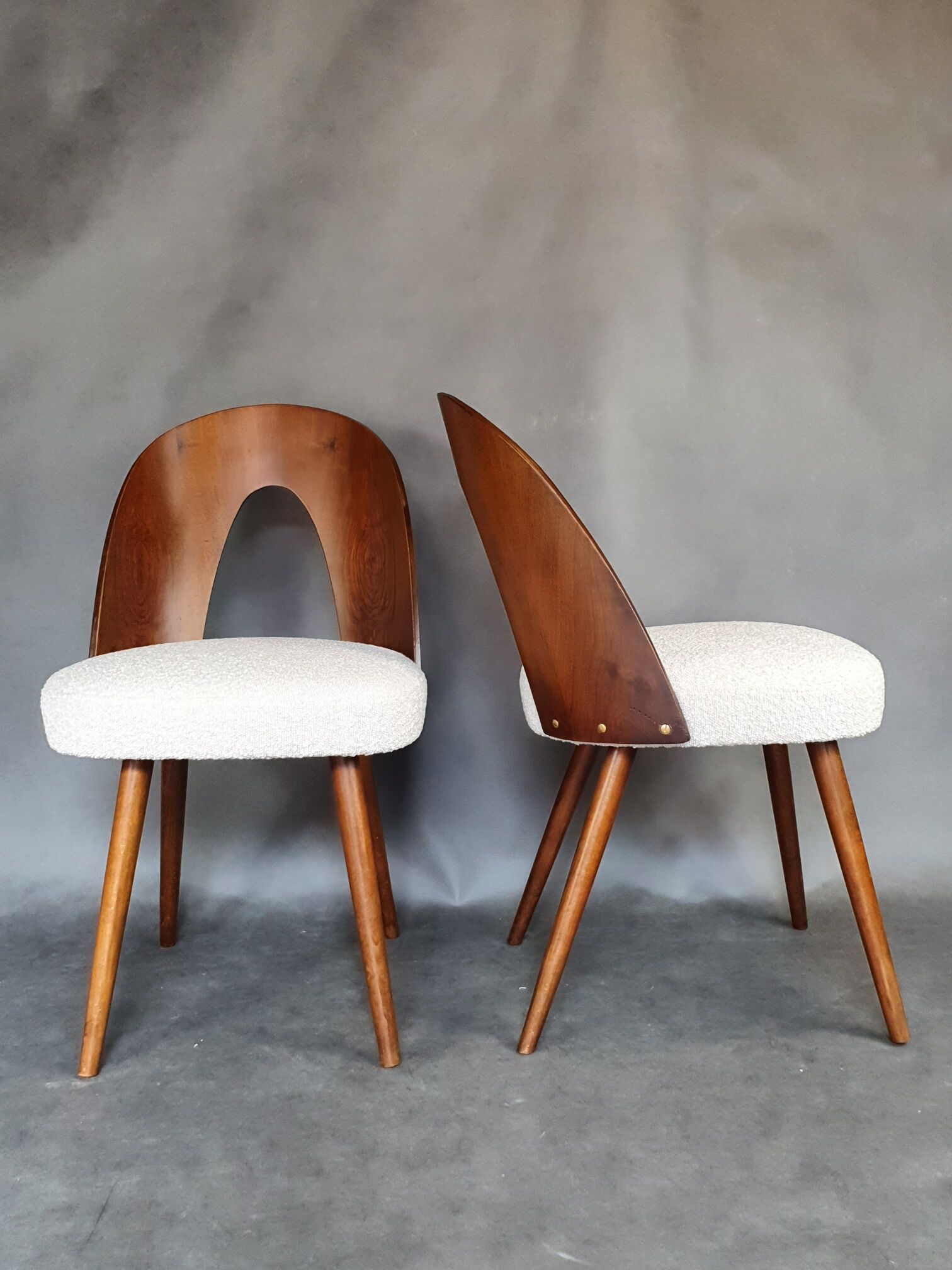 Lot de 4 chaises vintage en noyer et tissu par Antonin Suman, Tchécoslovaque 1960