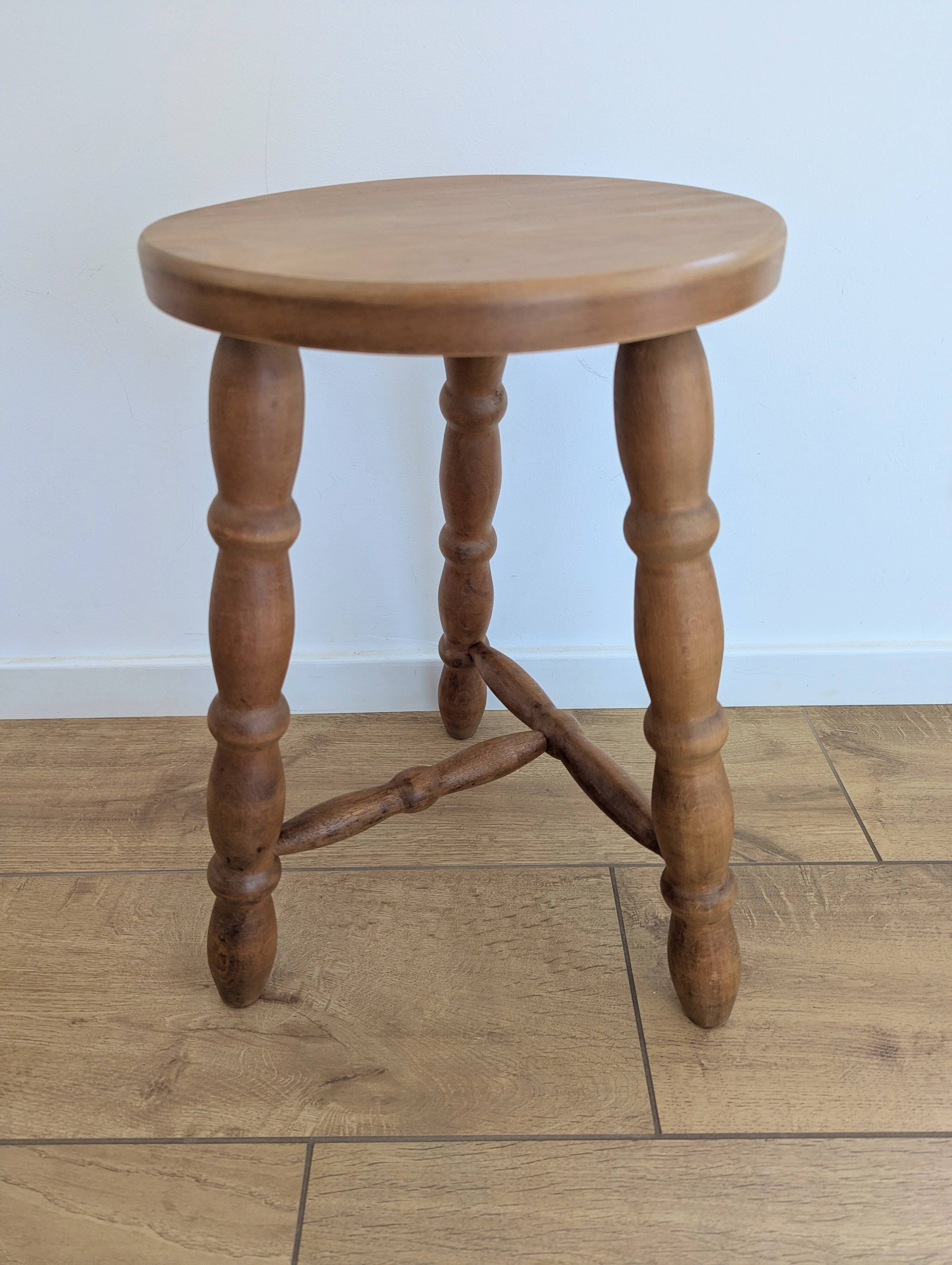 Tabouret tripode en bois finition chêne clair