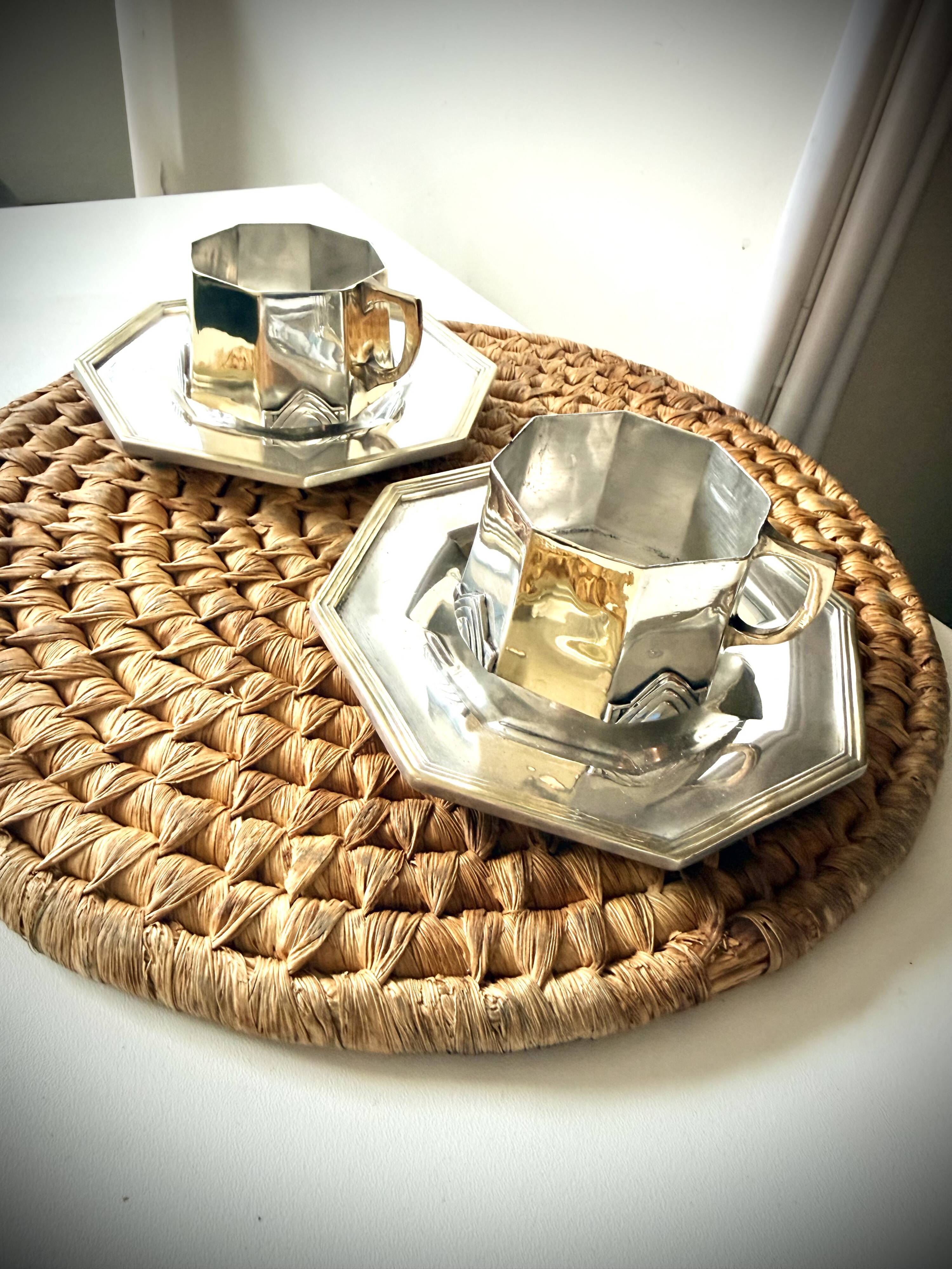 Pair of coffee cups with saucer (18th century)