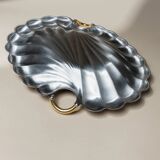 Plateau en acier inoxydable poli argenté en forme de coquillage avec poignées dorées, Becchetti Italie années 1980.