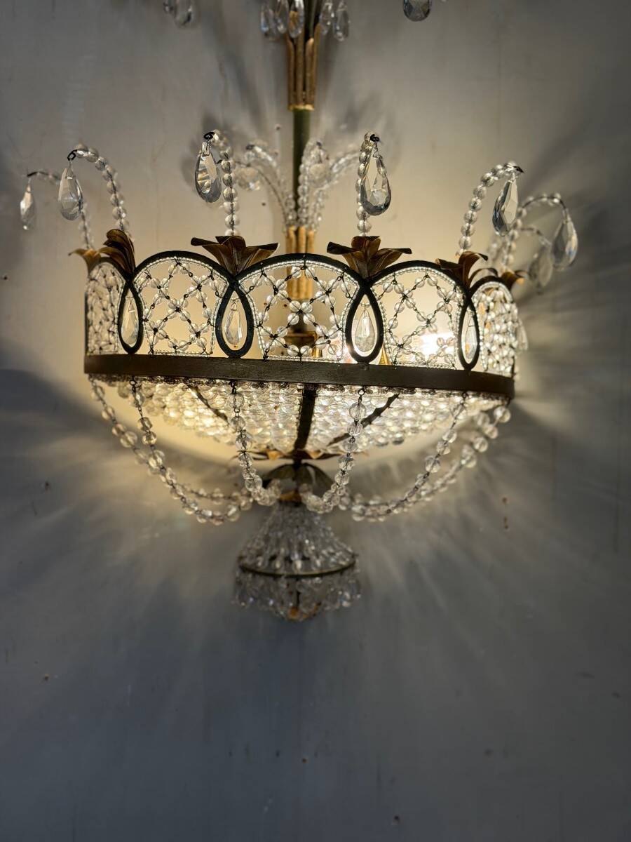 Paire d’appliques en métal peint et doré garnies de cristaux, Italie vers 1920
