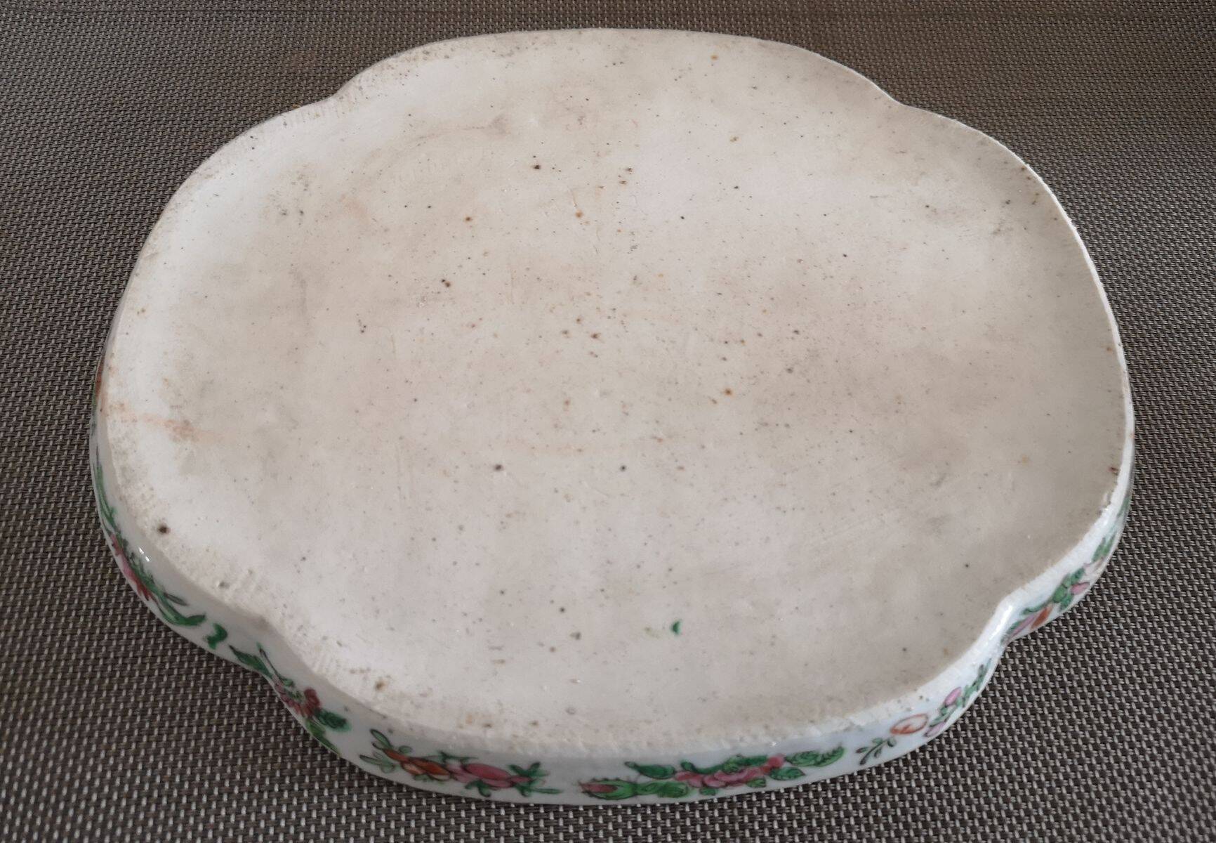 Polylobed oval dish in Cantonese porcelain - 19th century