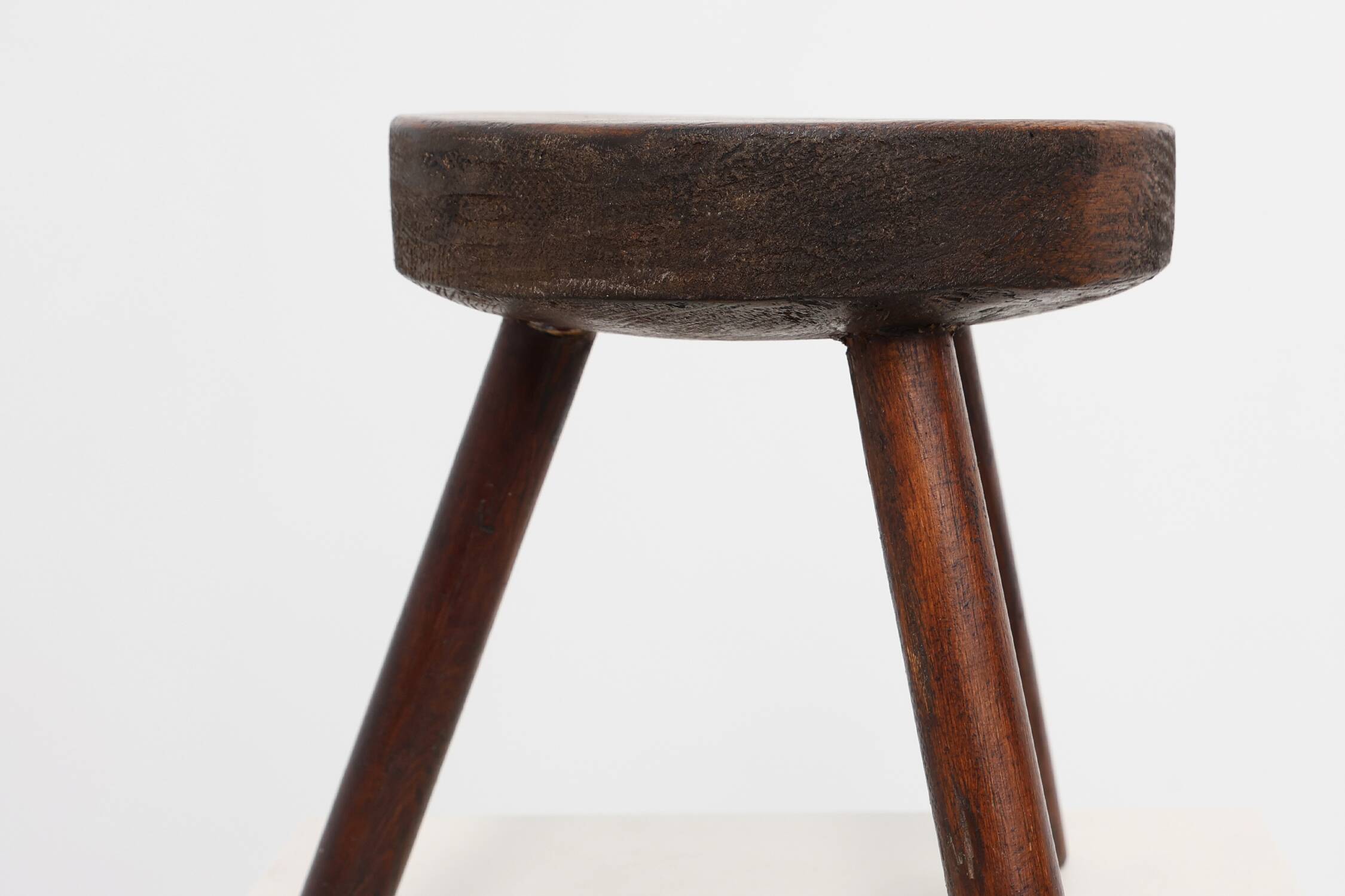 Tabouret trépied en chêne rustique, France, vers 1900