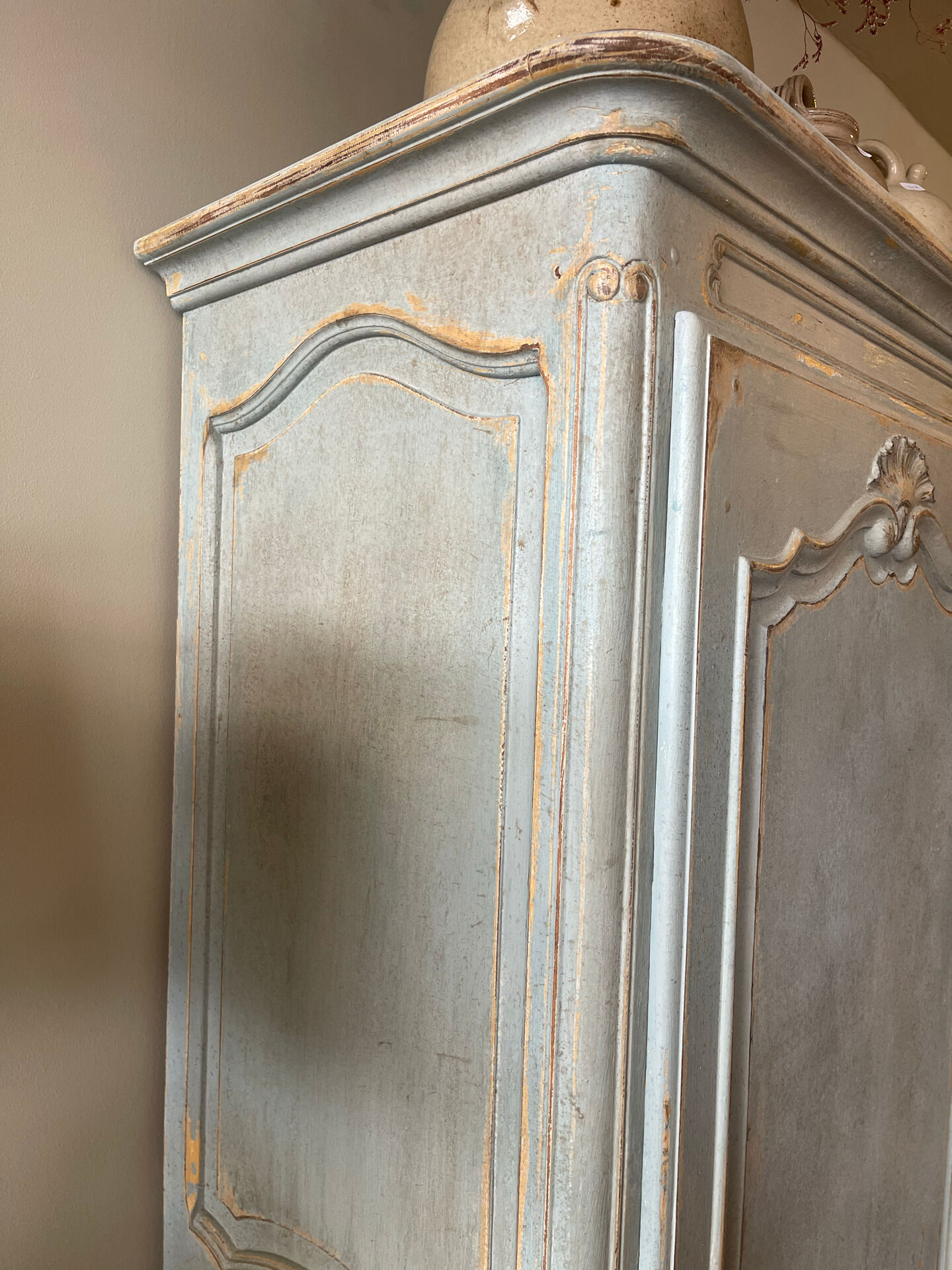 Patinated bonnetière