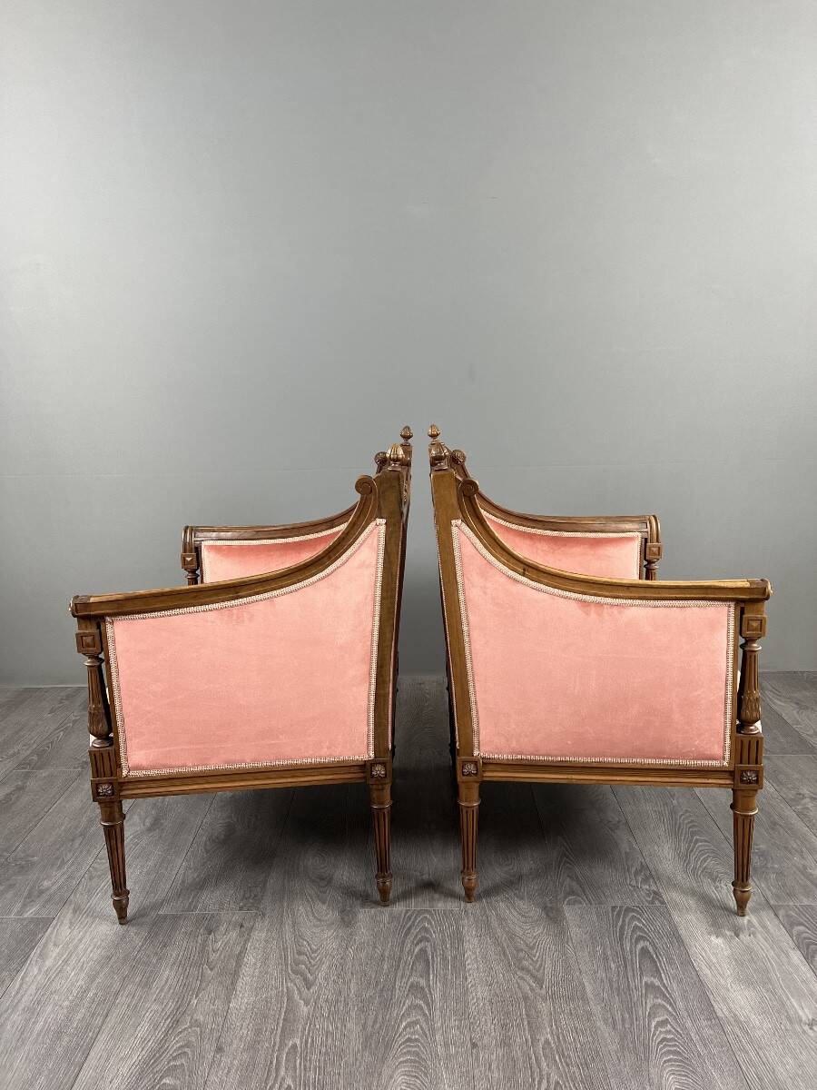 Paire de fauteuils bergères de style Louis XVI en bois sculpté, velours, XX