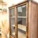 Armoire vitrée en bambou et cannage