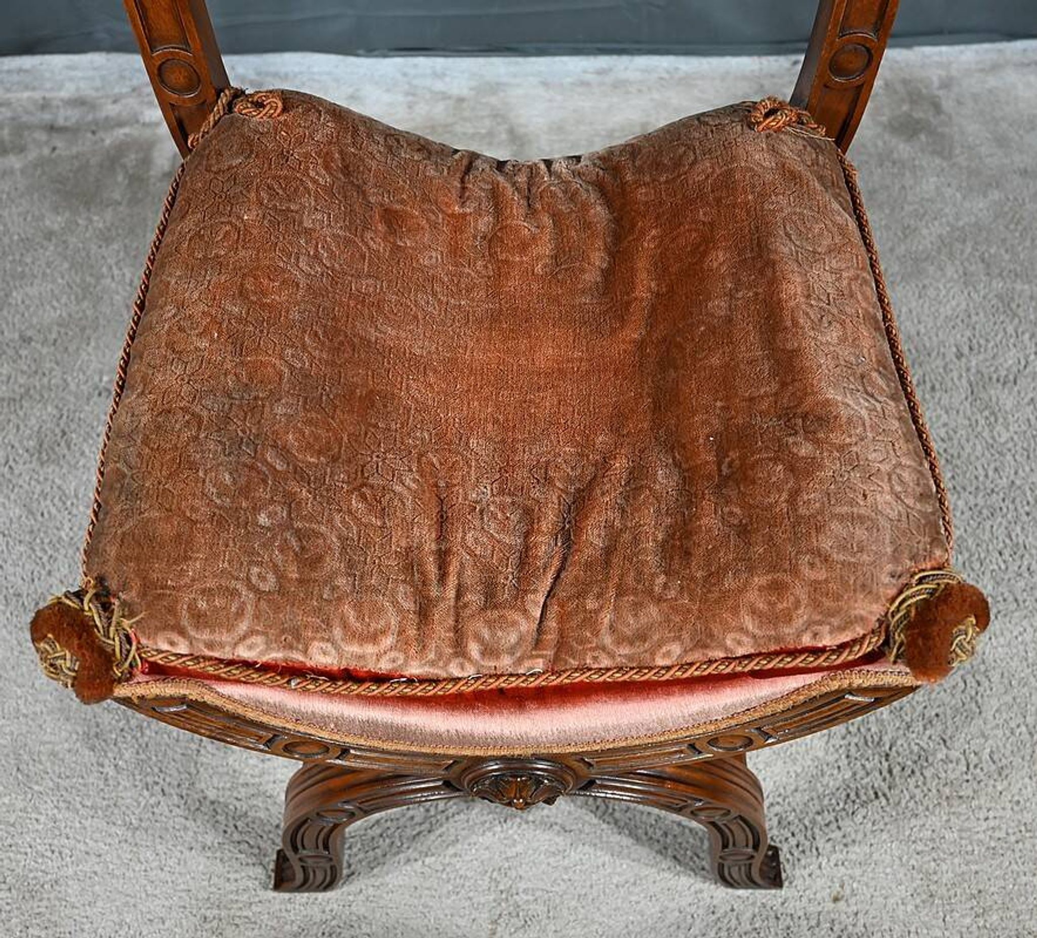 Chaise Curule en Noyer massif, goût Renaissance – Fin XIXe