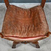 Chaise Curule en Noyer massif, goût Renaissance – Fin XIXe