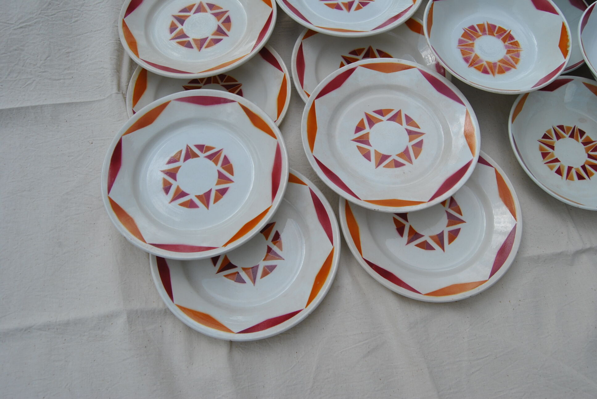 Series of 20 modernist plates Faïencerie de Castres