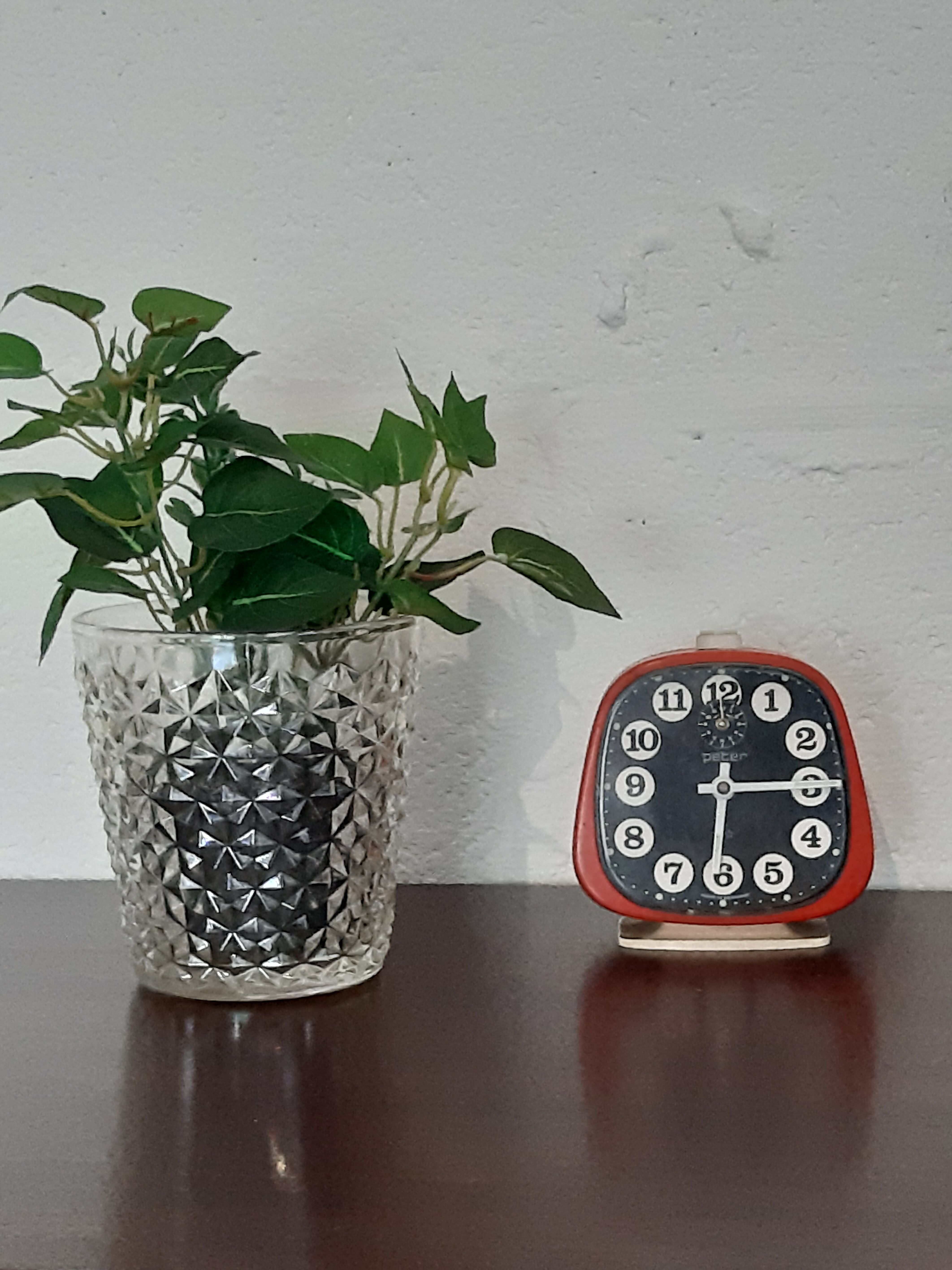 Peter retro vintage red alarm clock