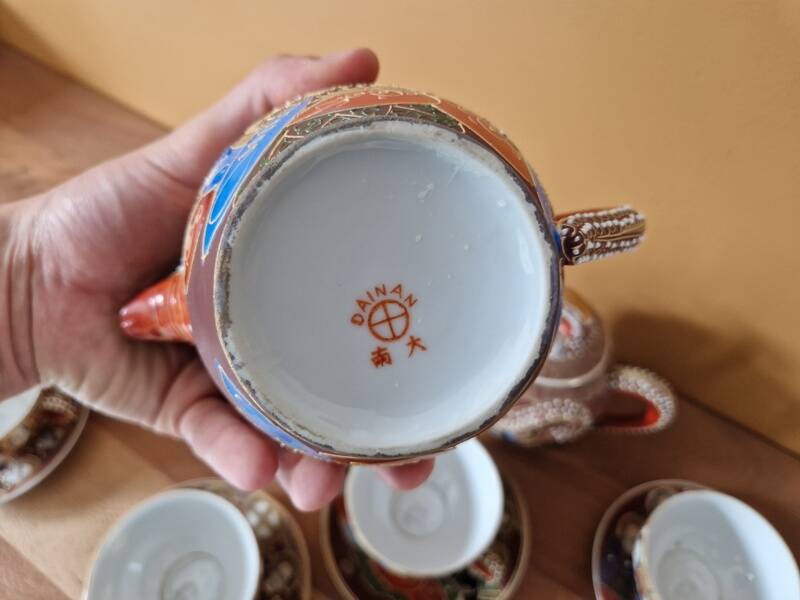 Beautiful Dainan porcelain tea/coffee service - Polychrome porcelain with relief decoration of dragons