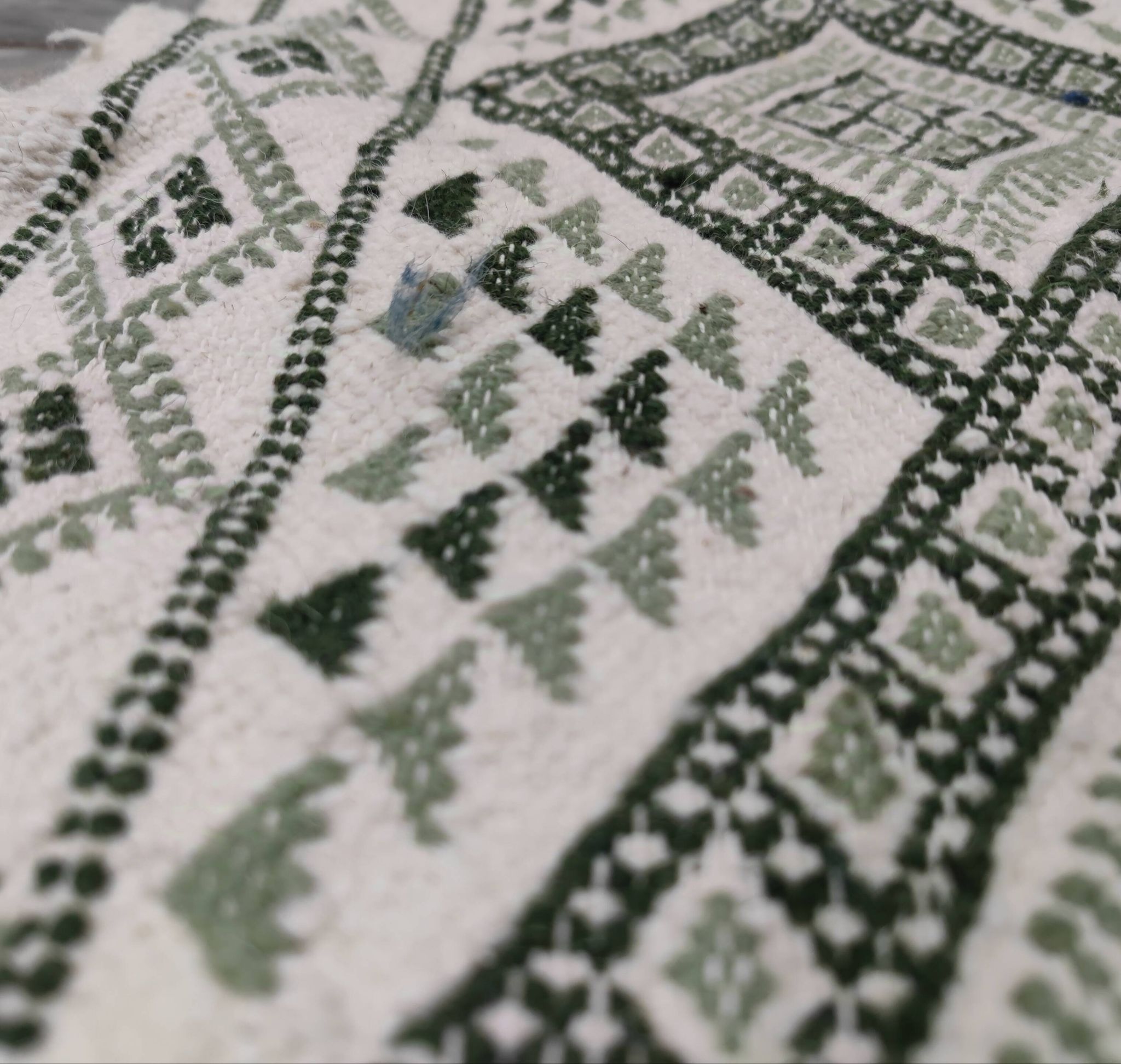 Tapis blanc et vert tissé mains