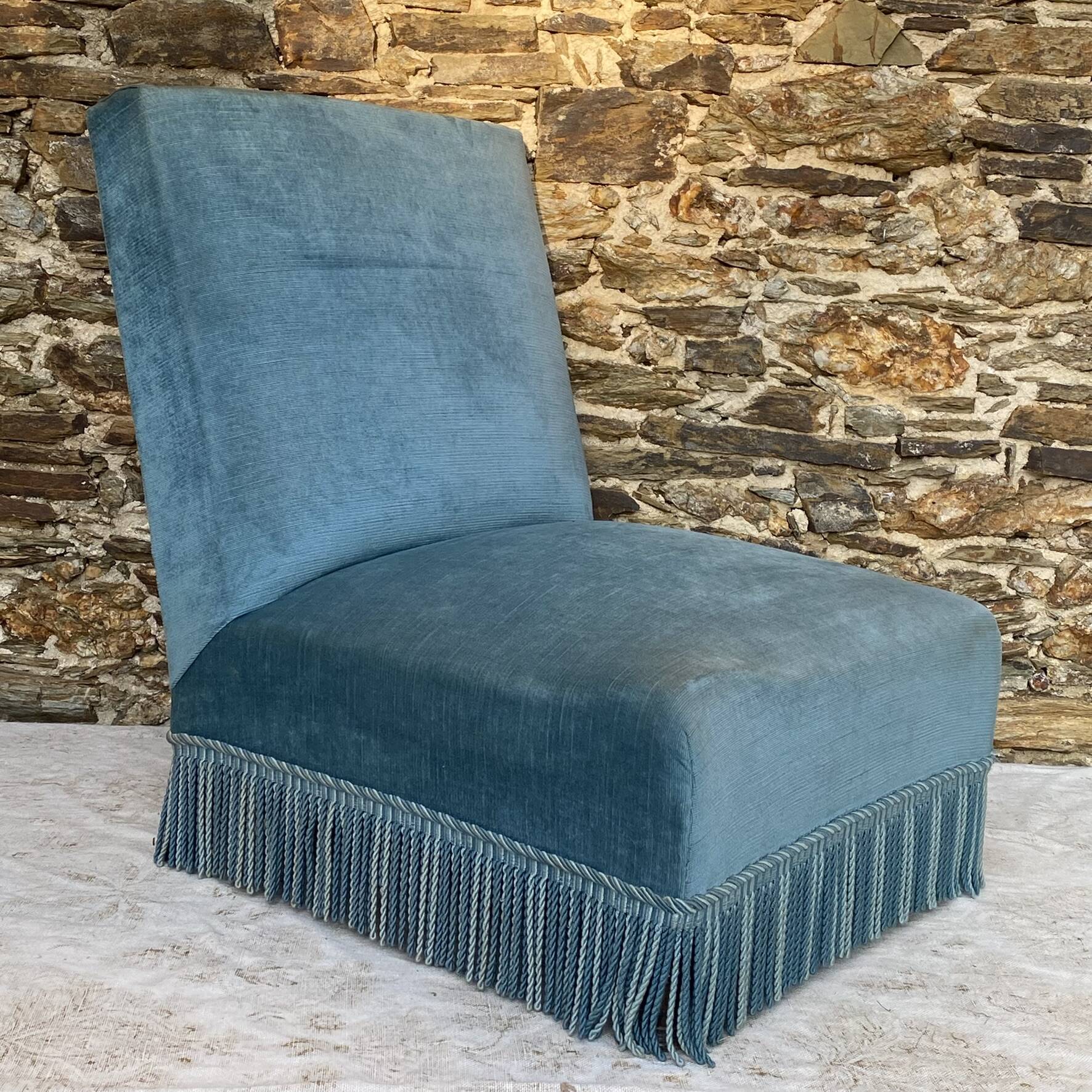 Fauteuil crapaud bas ancien en velours bleu