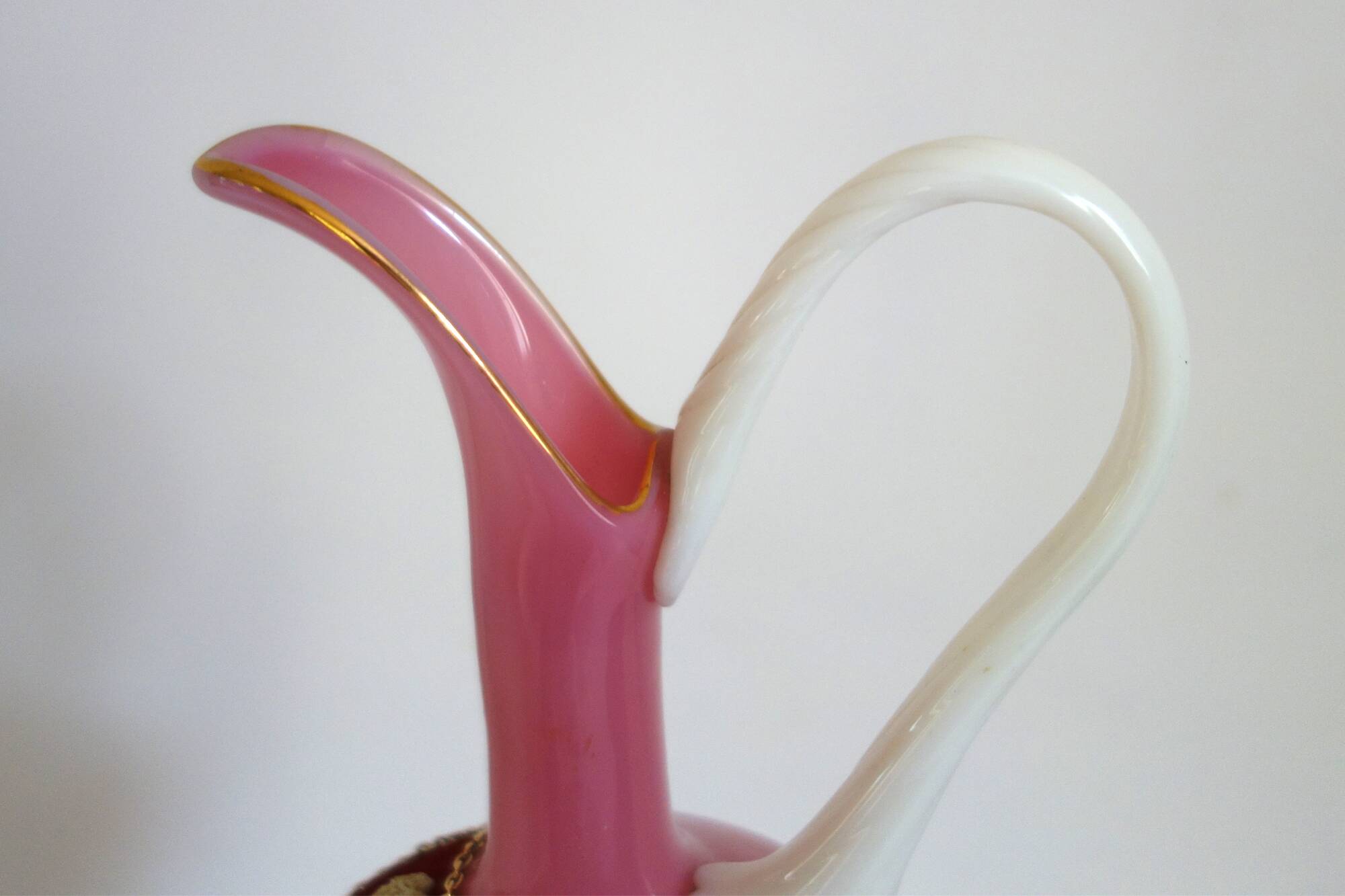 Ancienne aiguière en verre rose en blanc - camée velours