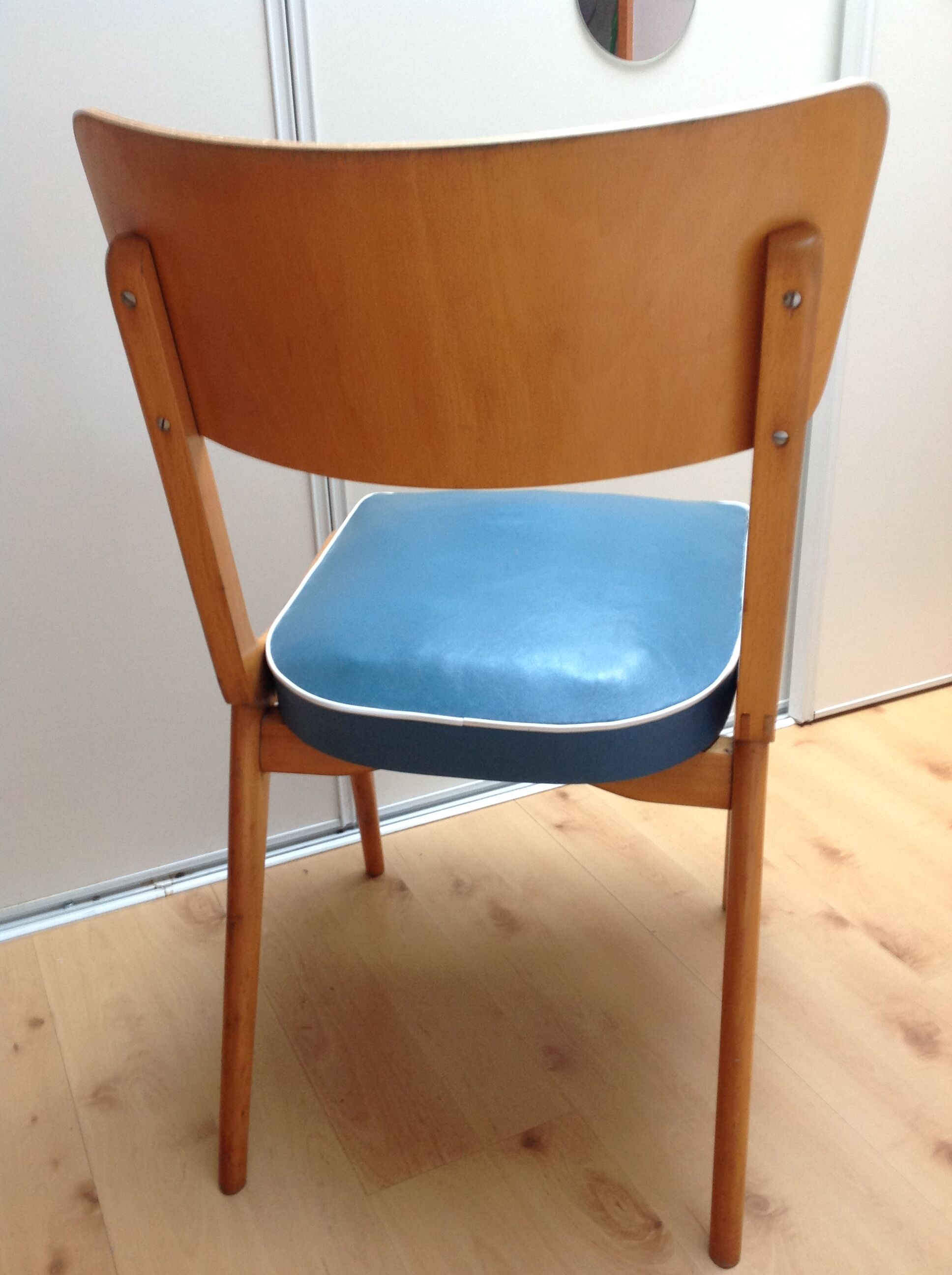 Chaise pieds compas style scandinave en hetre et simili cuir bleu / vintage années 50-60
