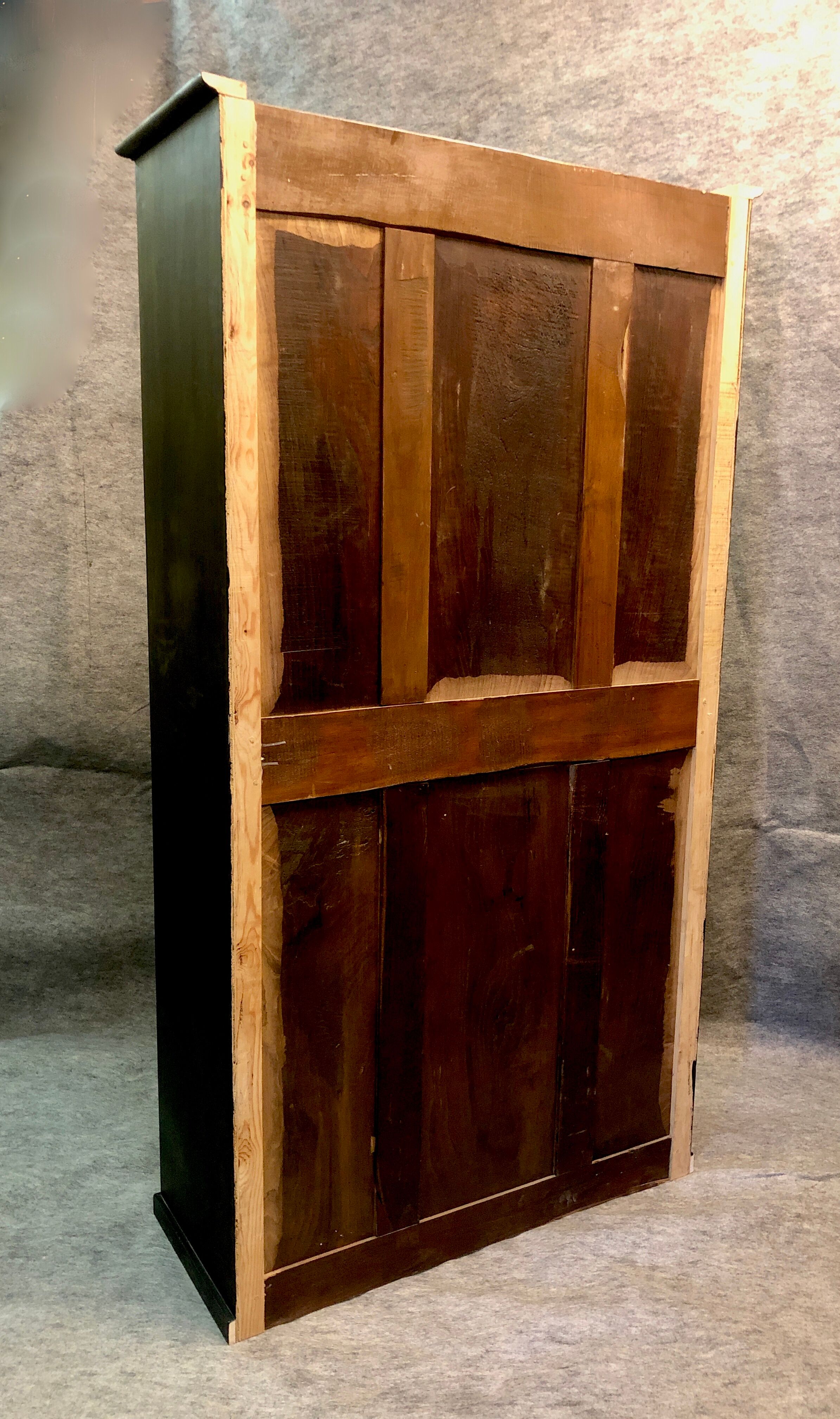 Vitrine noire. Travail d’ébéniste, XXe siècle