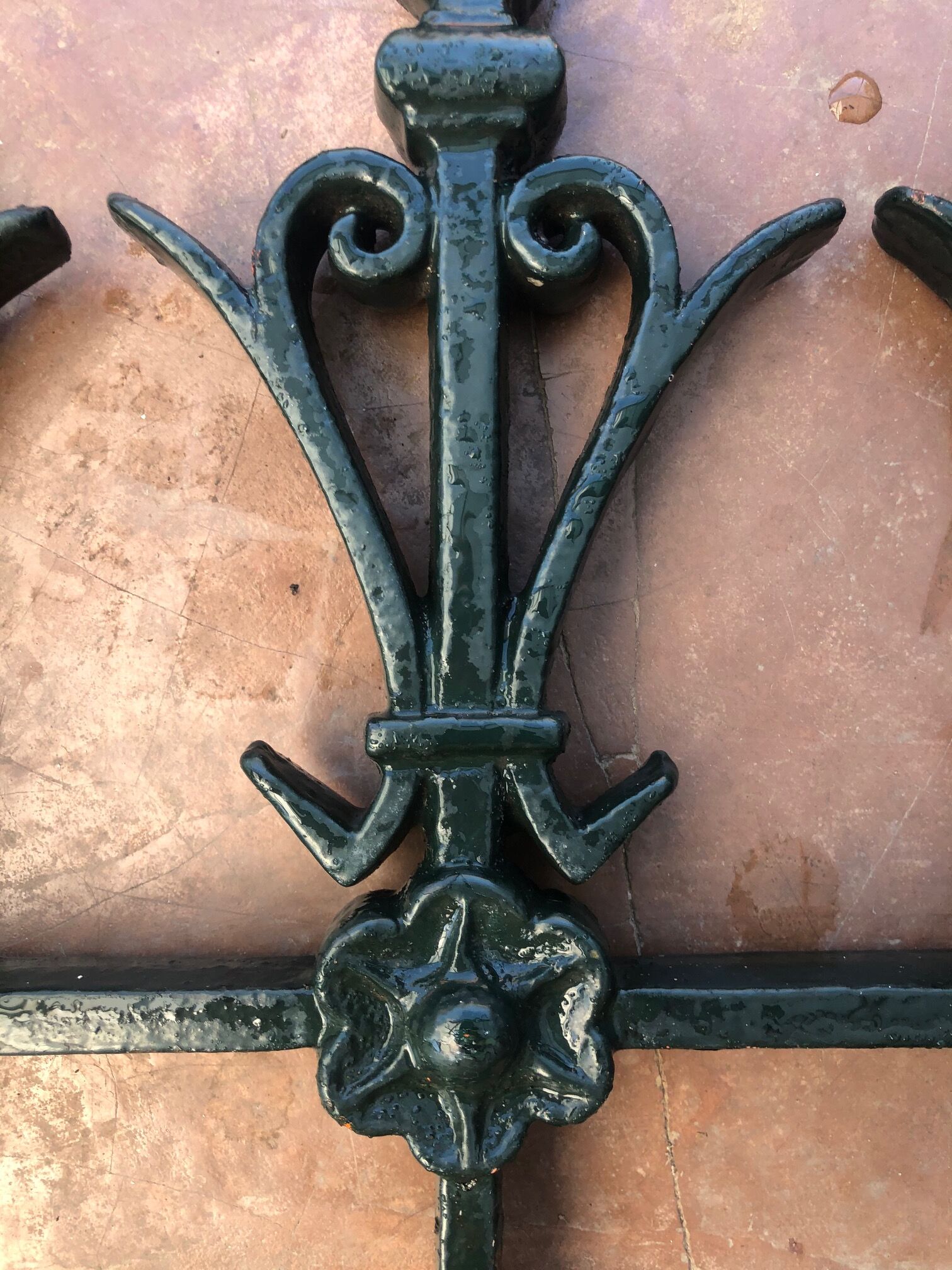 Grille de porte ancienne en fonte