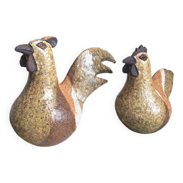 Pair of vintage rooster and hen sculptures in stoneware, handcrafted decoration.