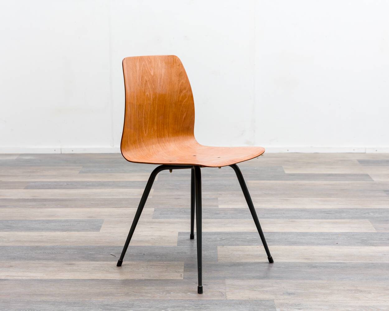 Set of 6 Pagholz chairs in a two-tone design, Pag Presswerke edition.