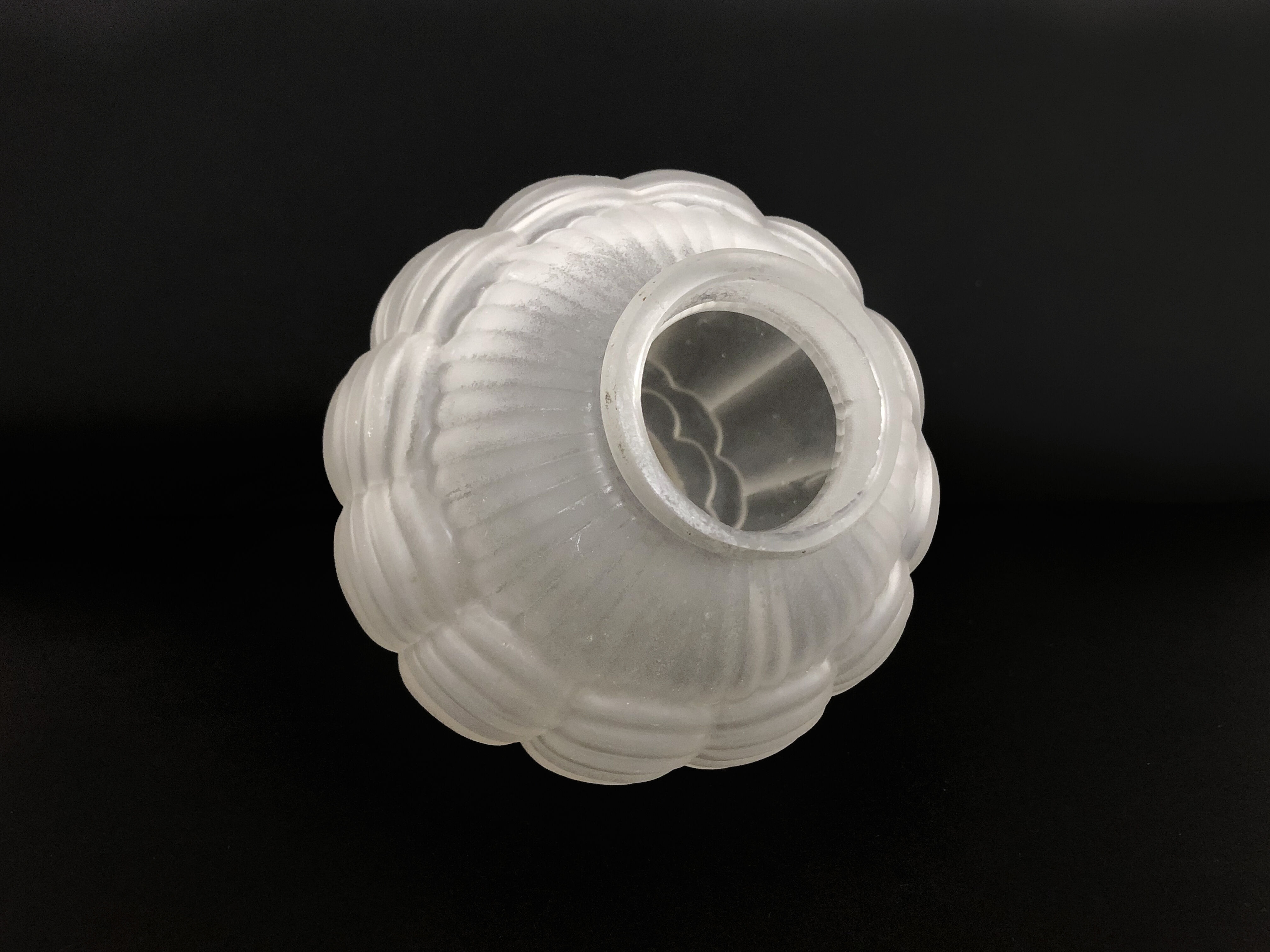 Art Deco vase in frosted glass. Art Deco era. Made in France