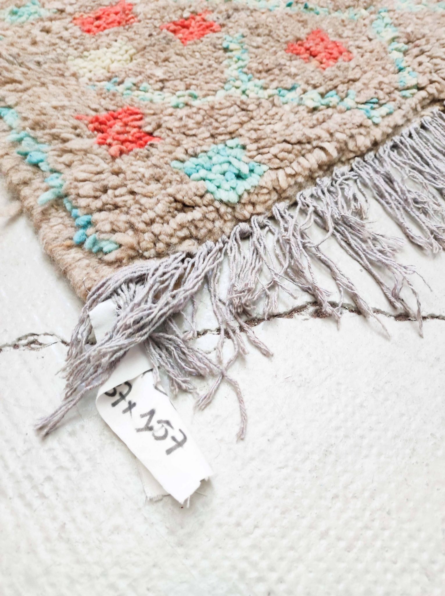 Tapis berbère marocain Boujaad coloré dimensions 2,37x1,59m