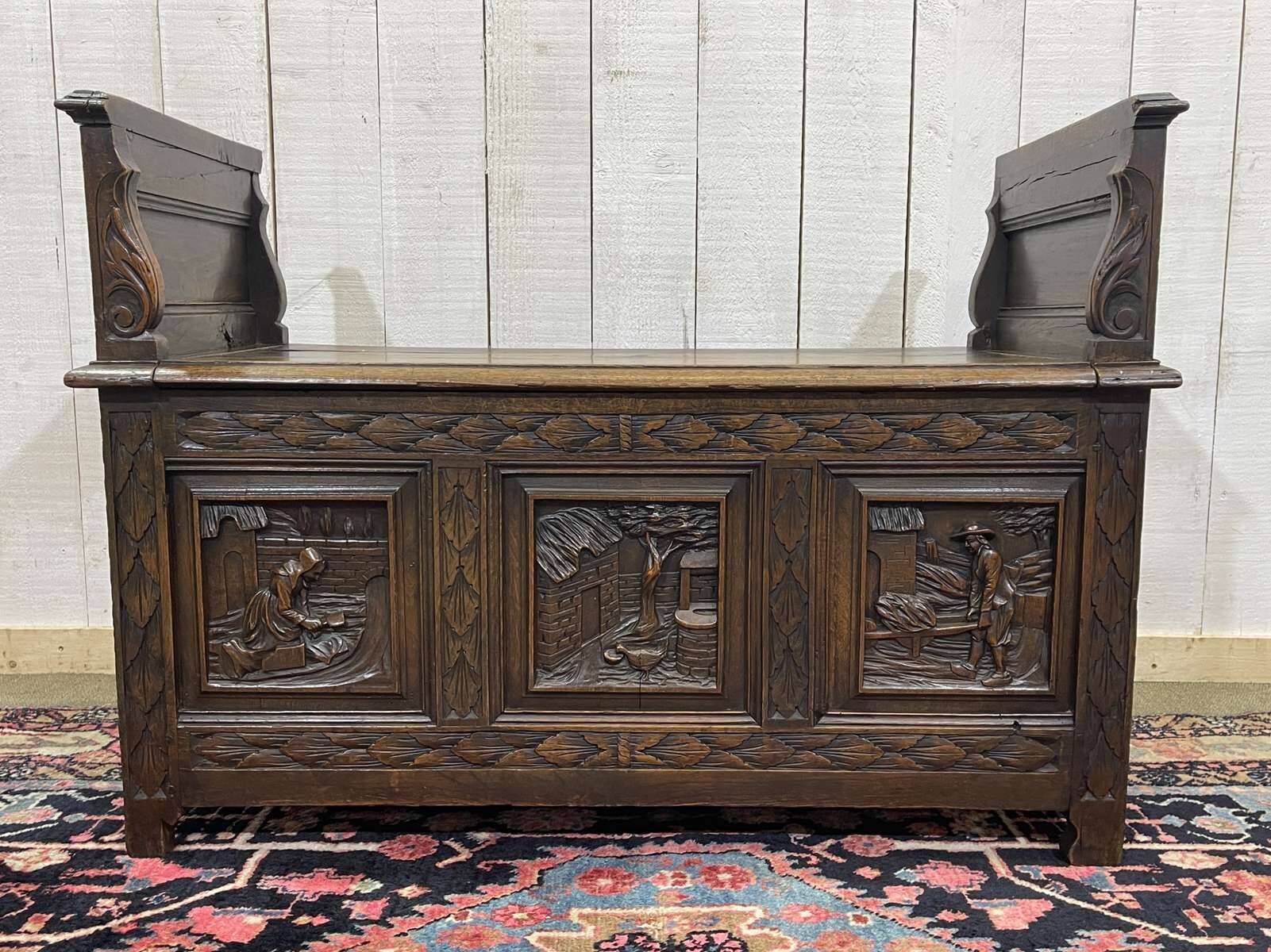 Breton bank chest from the early 20th century in oak and chestnut.