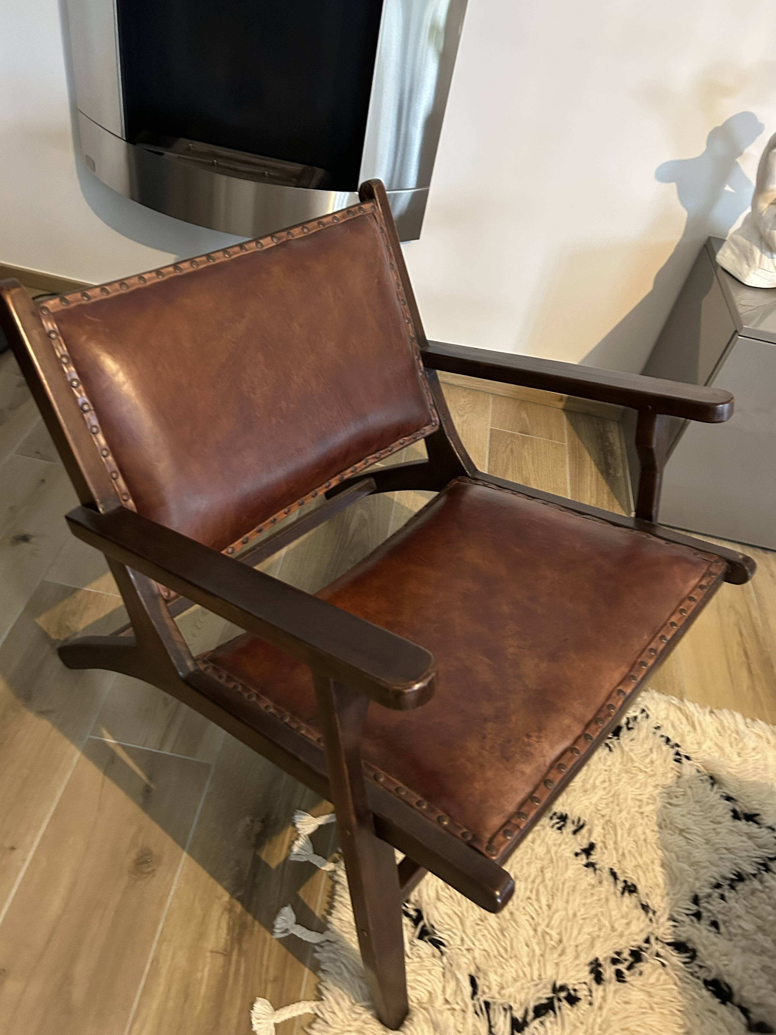 Armchair in wood and leather