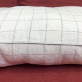 Coussin lin beige motif à carreaux passepoil argent brillant