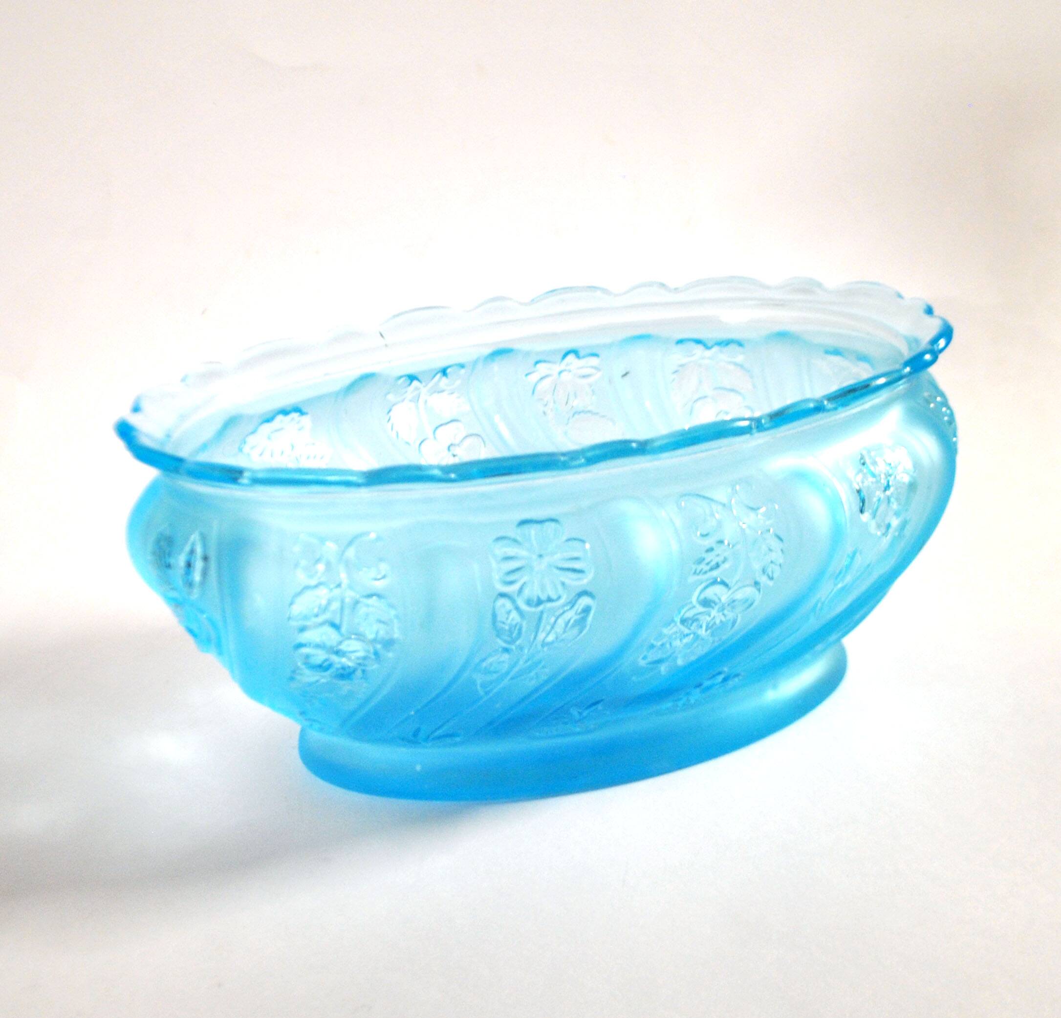 Old oval coupe basket in moulded blue glass, frosted acid, 1900.
