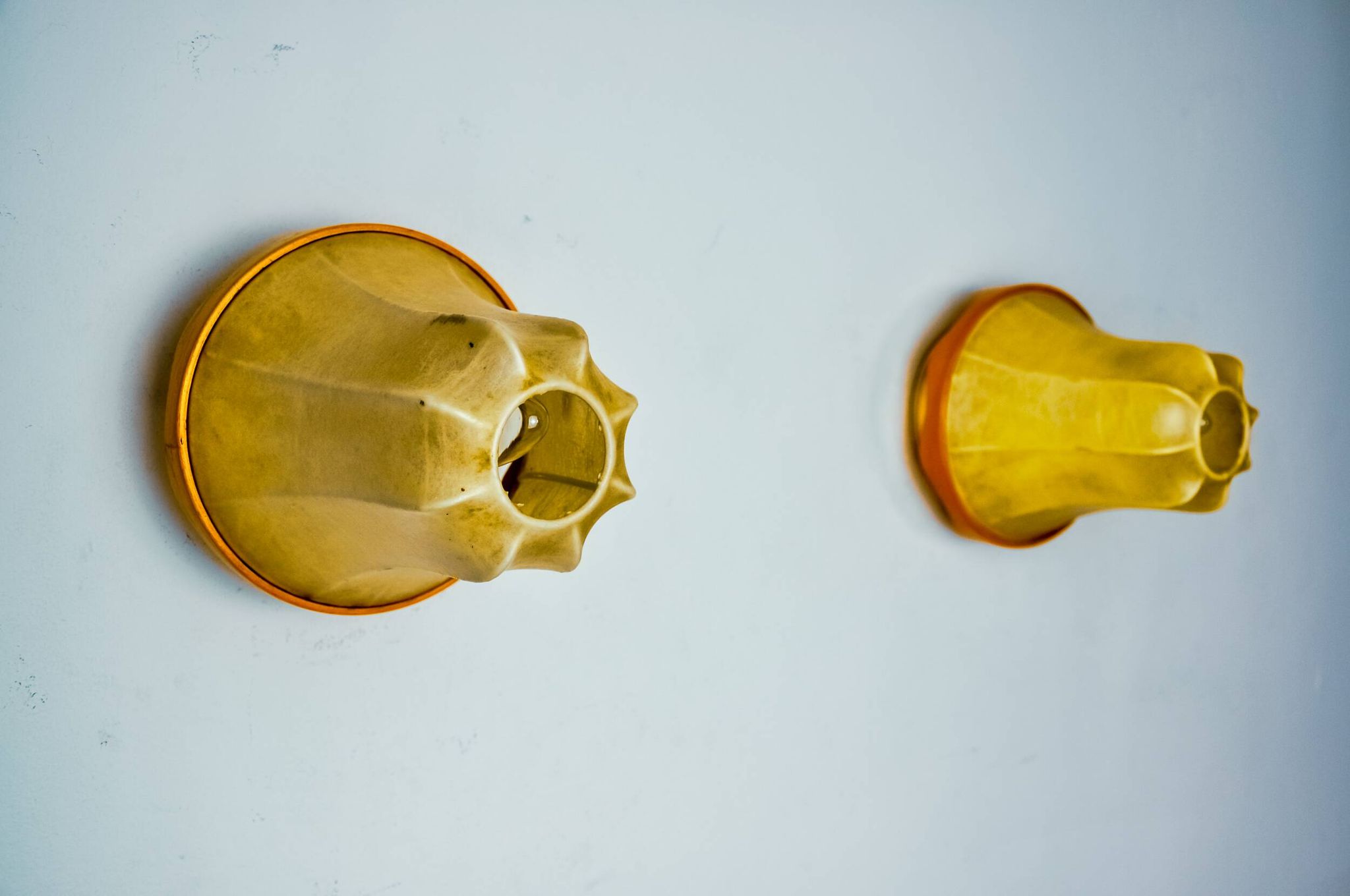 Pair of "cocoon" wall lights, pear shape, resin and pine, Italy, 1970