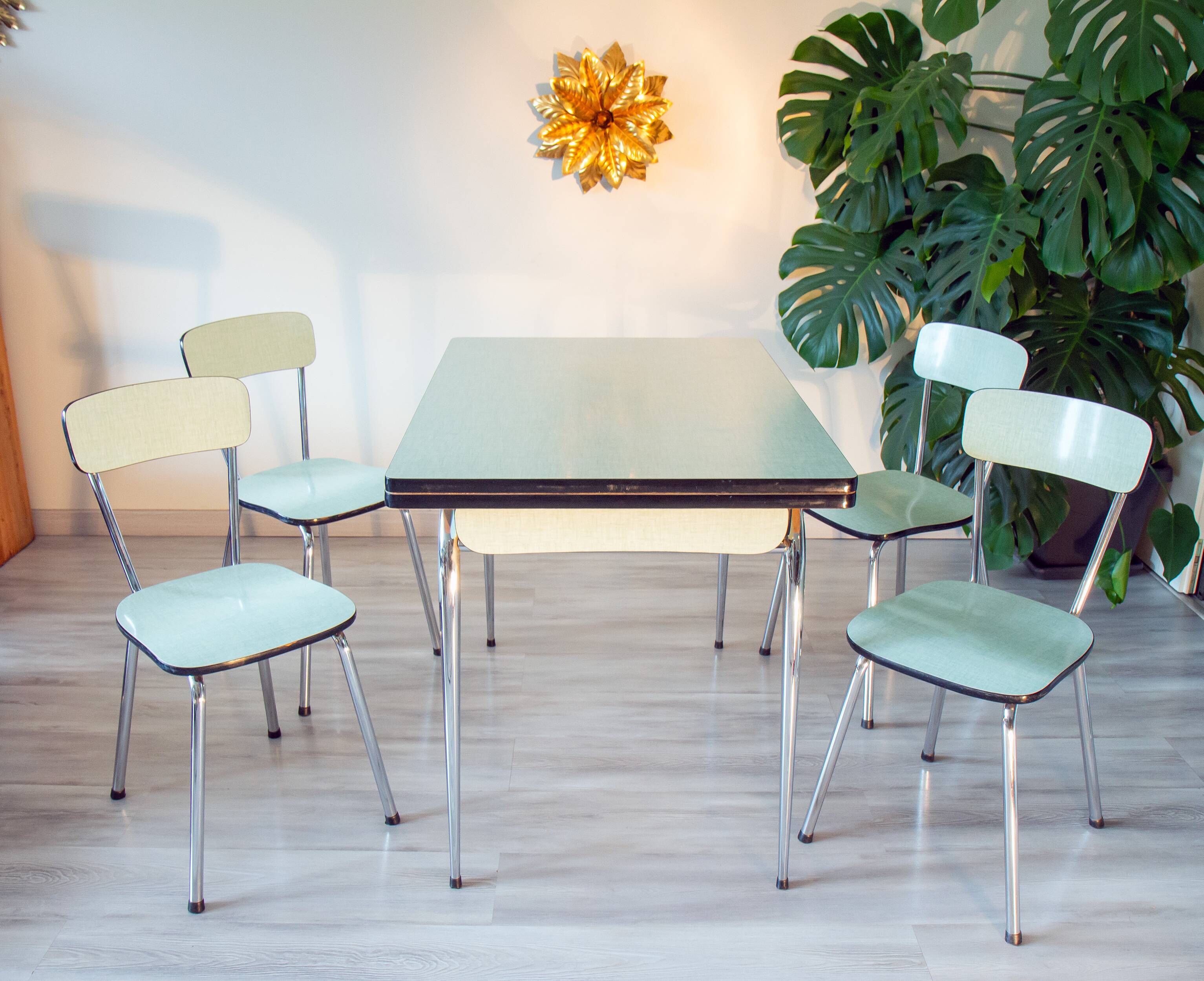 Ensemble table et chaises en formica vert d’eau 1960