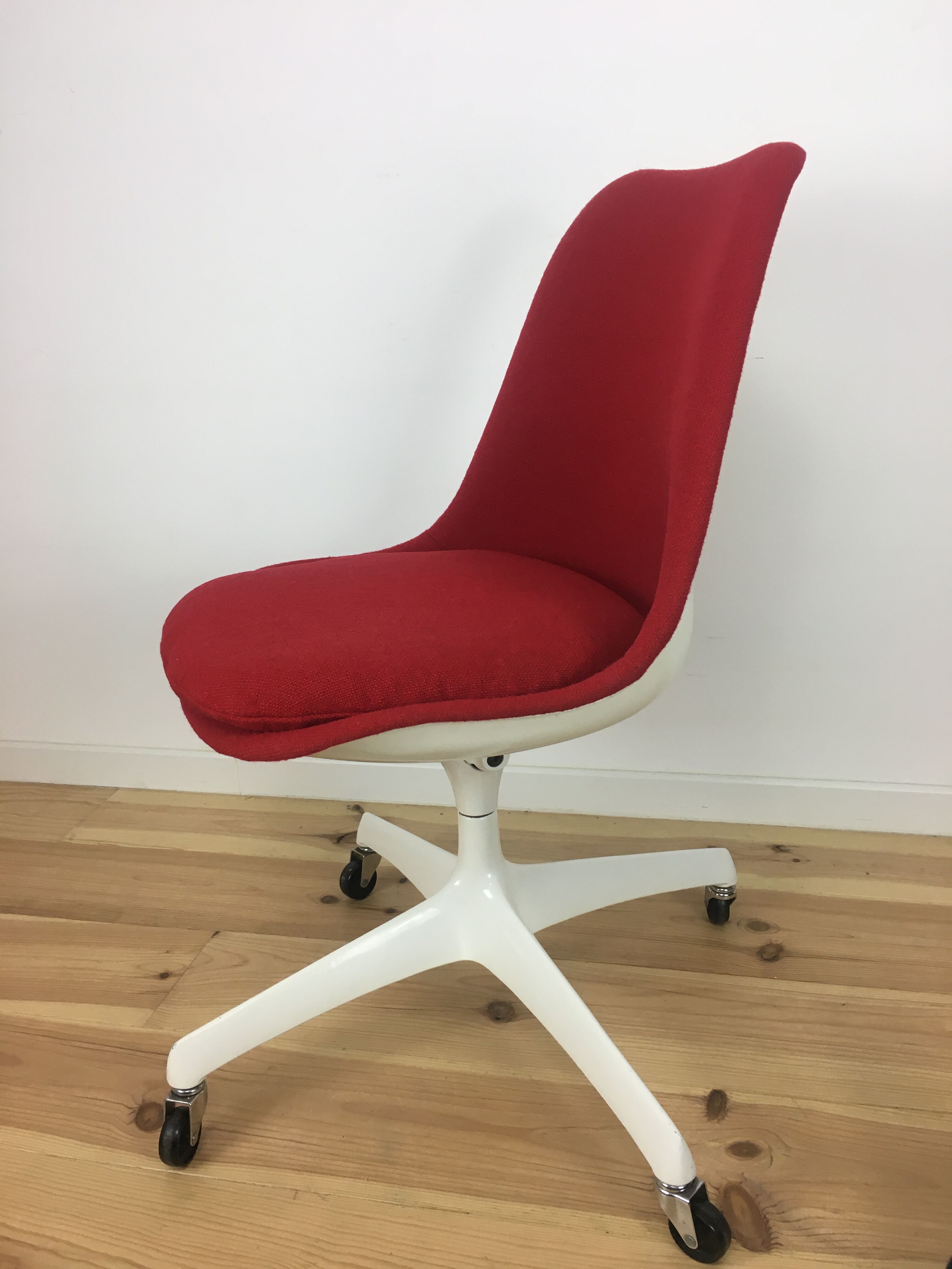 Tulip swivel chair on wheels by Eero Saarinen