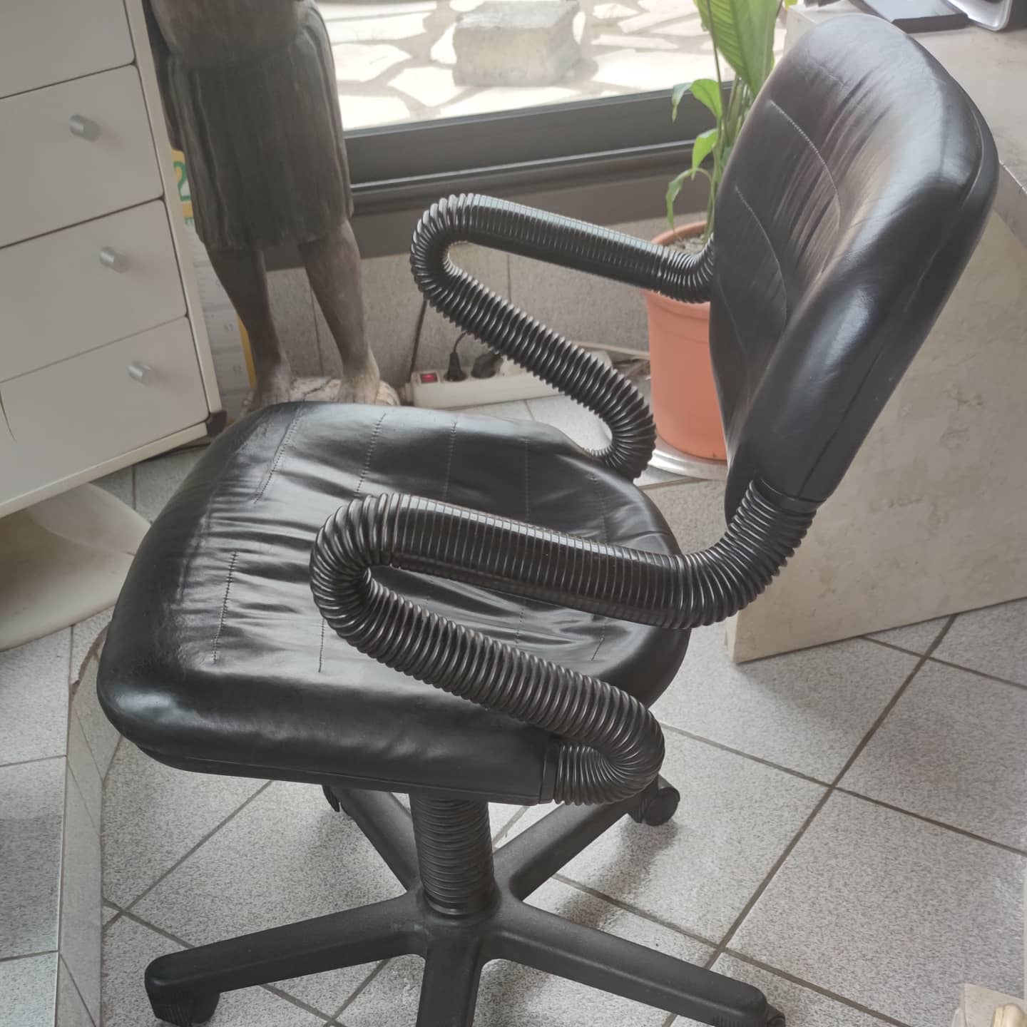 Office armchair circa 1980 called "vertebra" Italian design by Giancarlo Piretti and Emilio Ambasz P