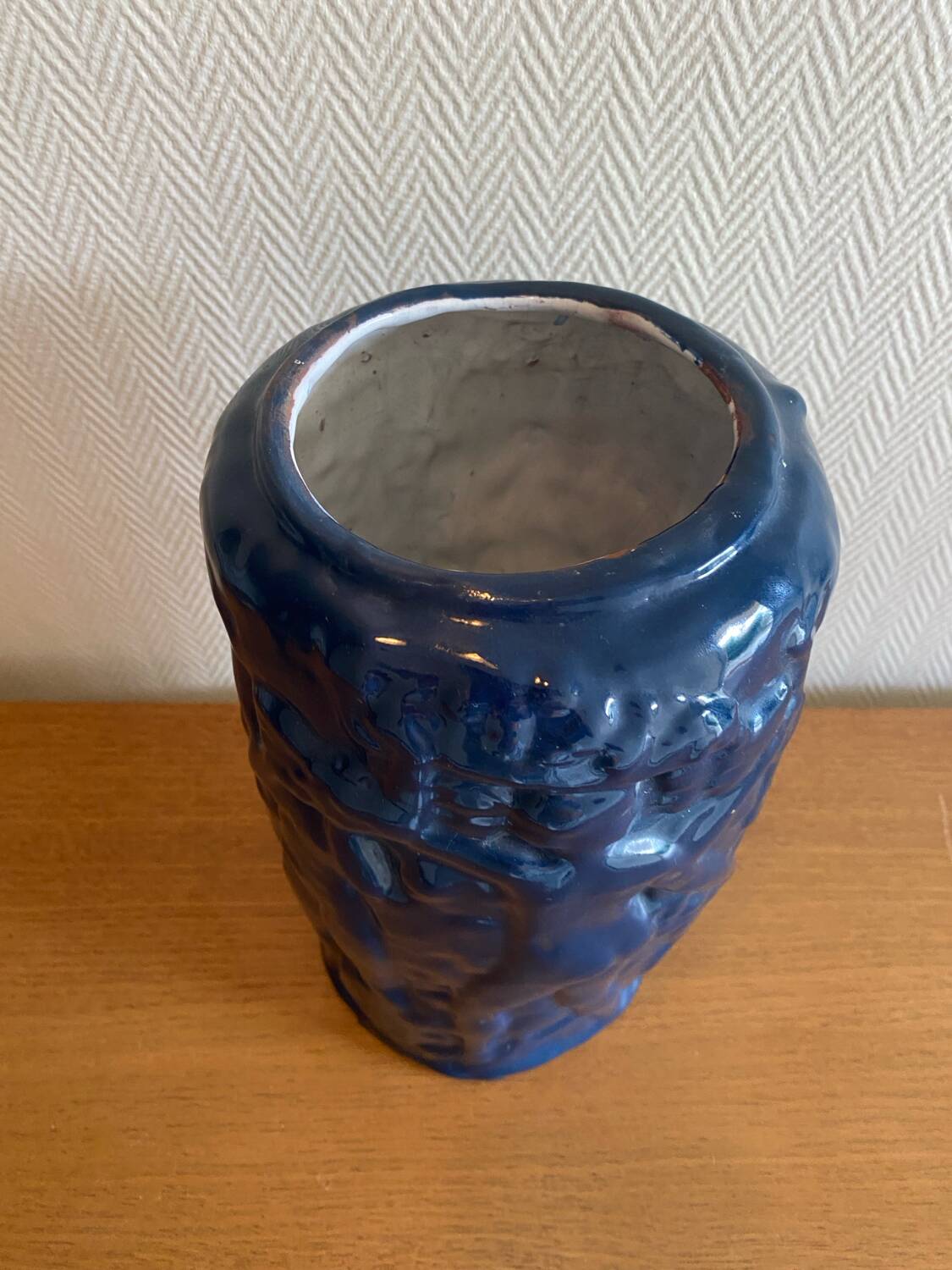 Vase of dancing girls in a farandole