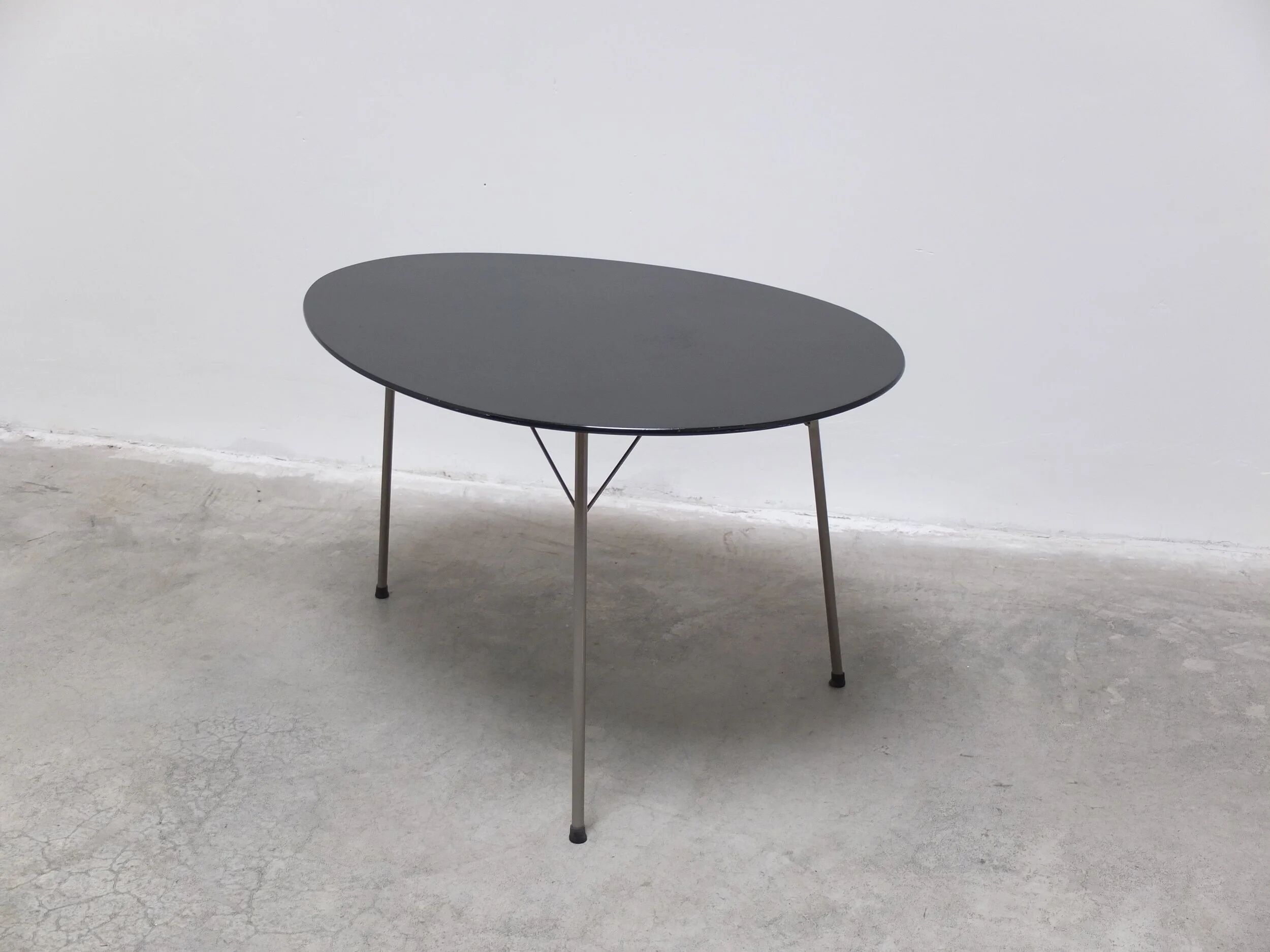 Rare 'Egg' table by Arne Jacobsen for Fritz Hansen, 1952
