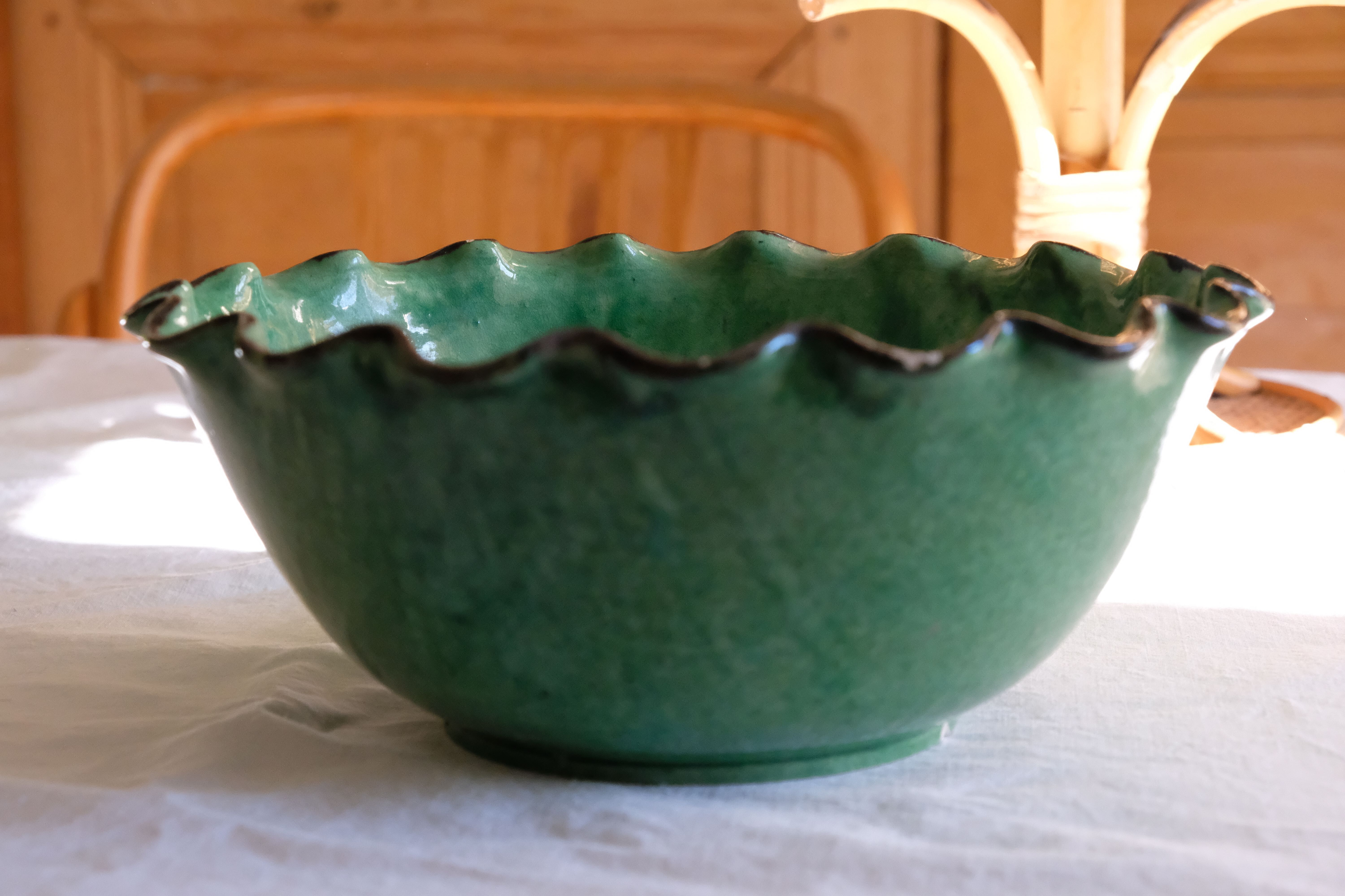 Ancient saladier varnished Provence