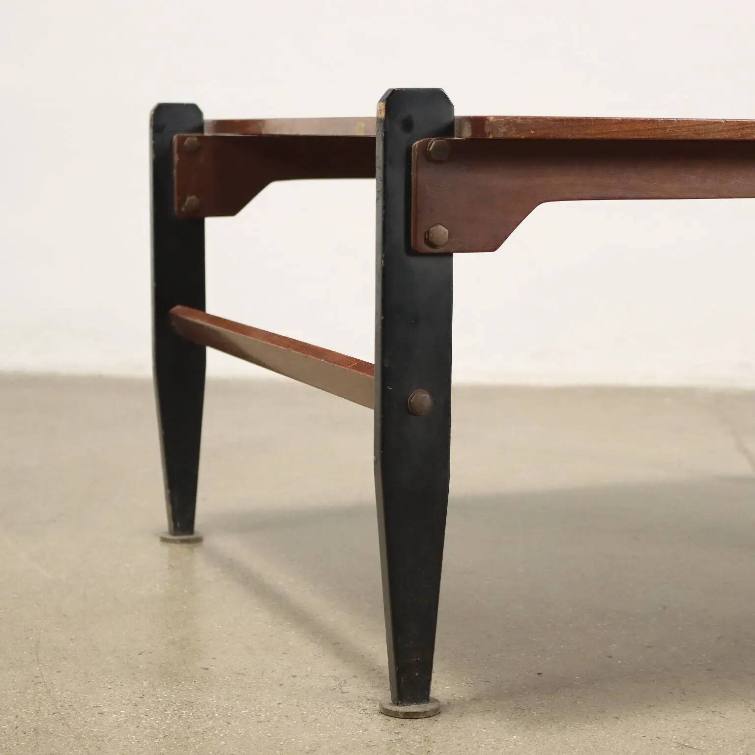 Vintage coffee table from the 1960s made of solid wood veneered with mahogany.