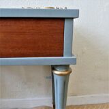 Bedside table with fluted spindle legs