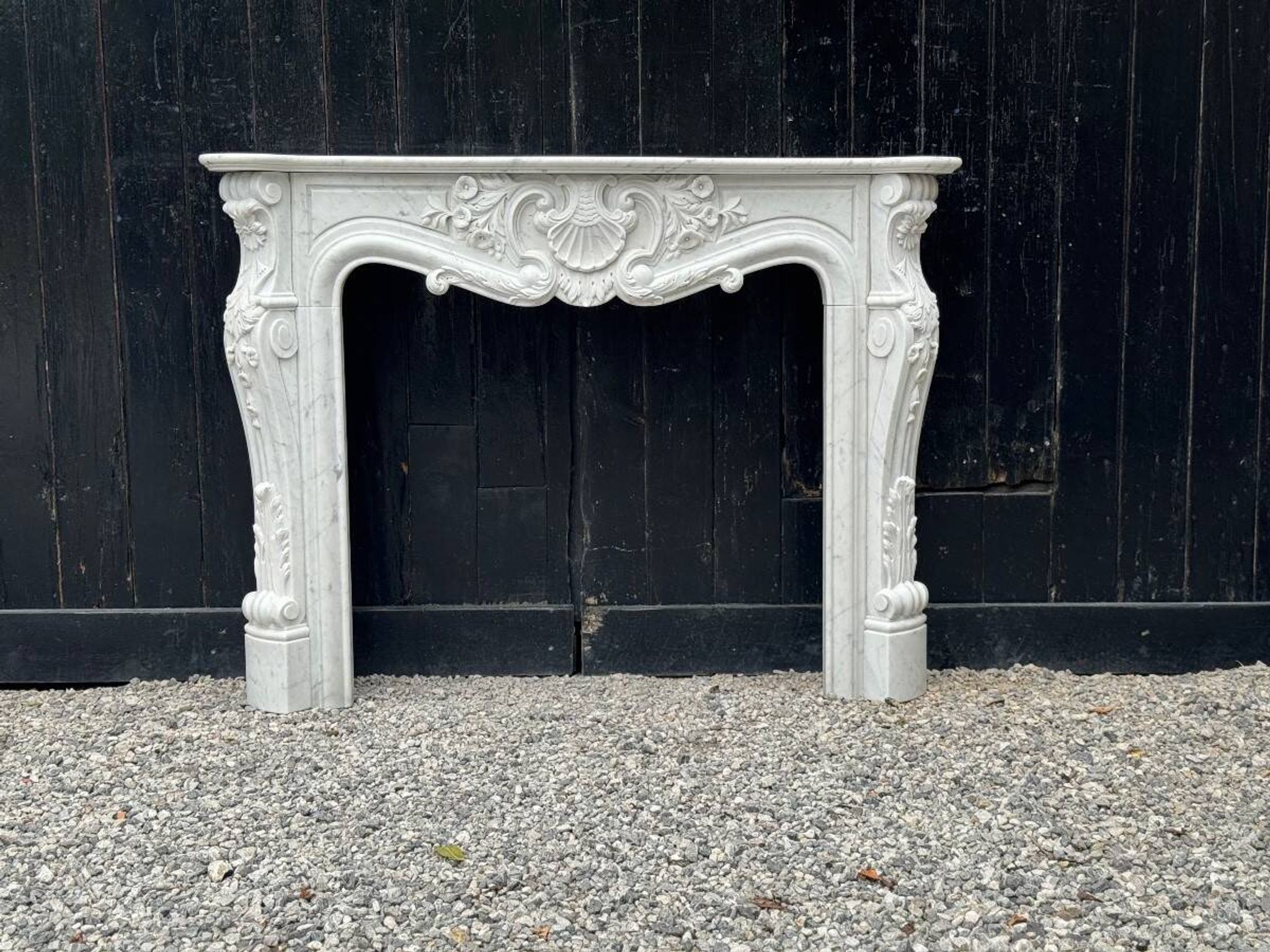 Cheminée de style Louis XV en marbre de Carrare vers 1980