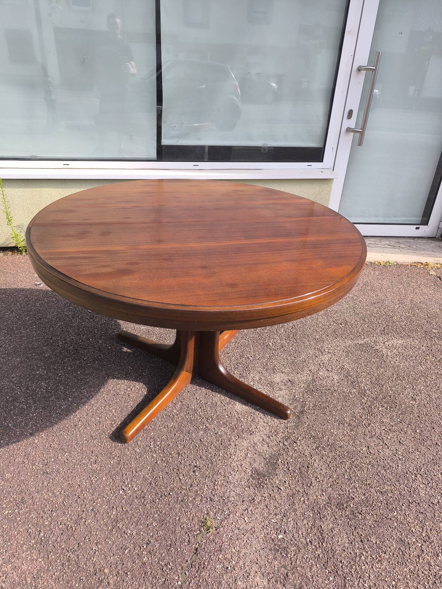 Extendable round table for 4 to 6 people, wood.