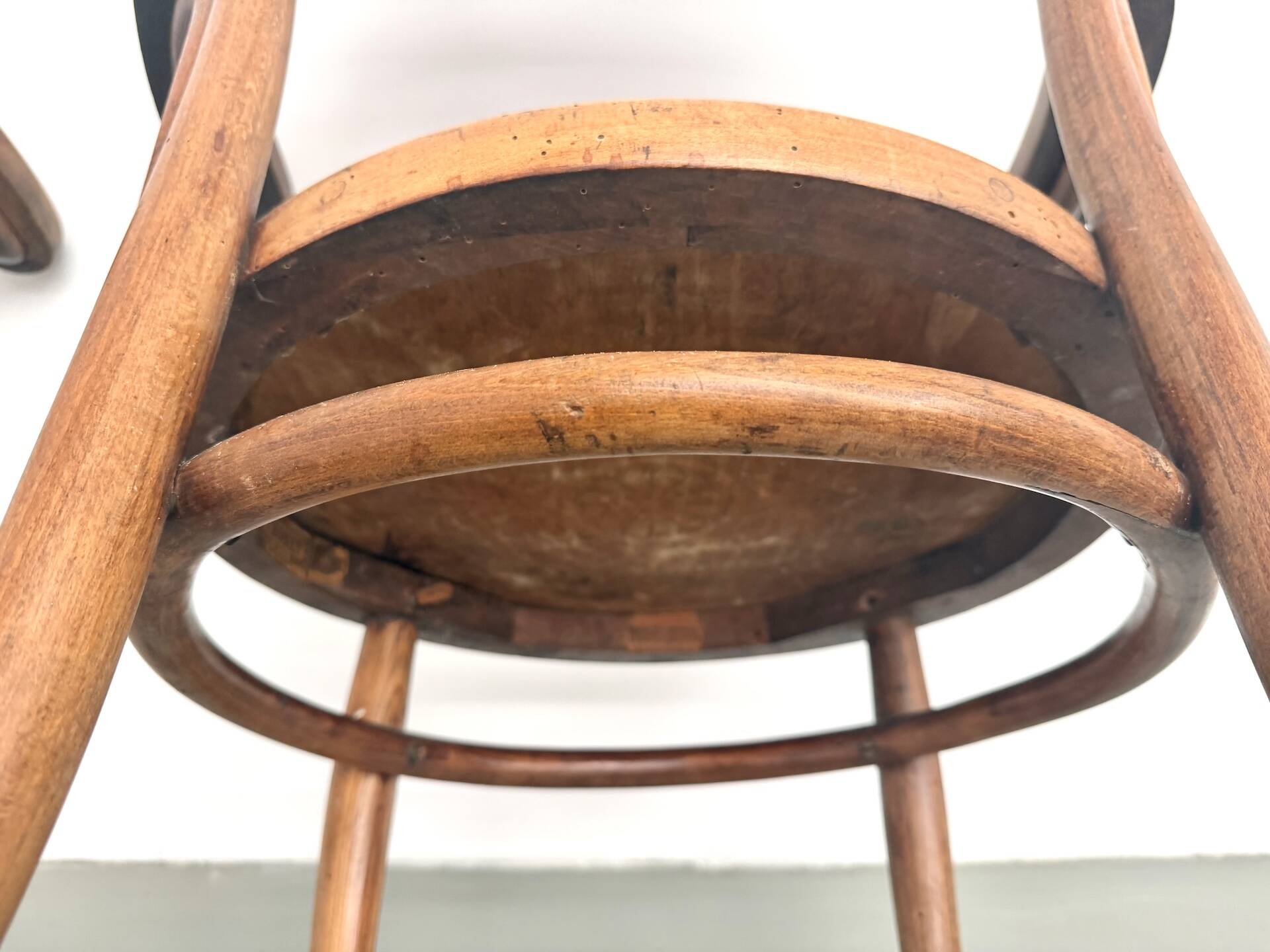 Paire de Fauteuils de Bureau Thonet – Hêtre Courbé & Assises Pyrogravées