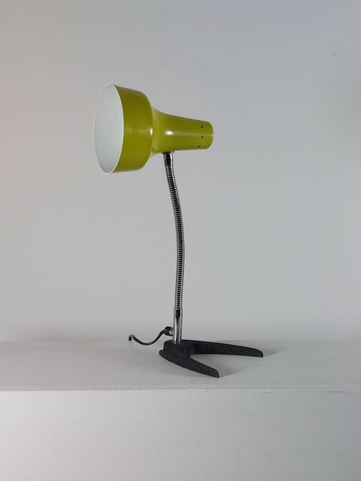 Lampe de table en métal jaune-vert, années 50