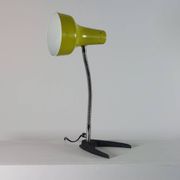 Lampe de table en métal jaune-vert, années 50
