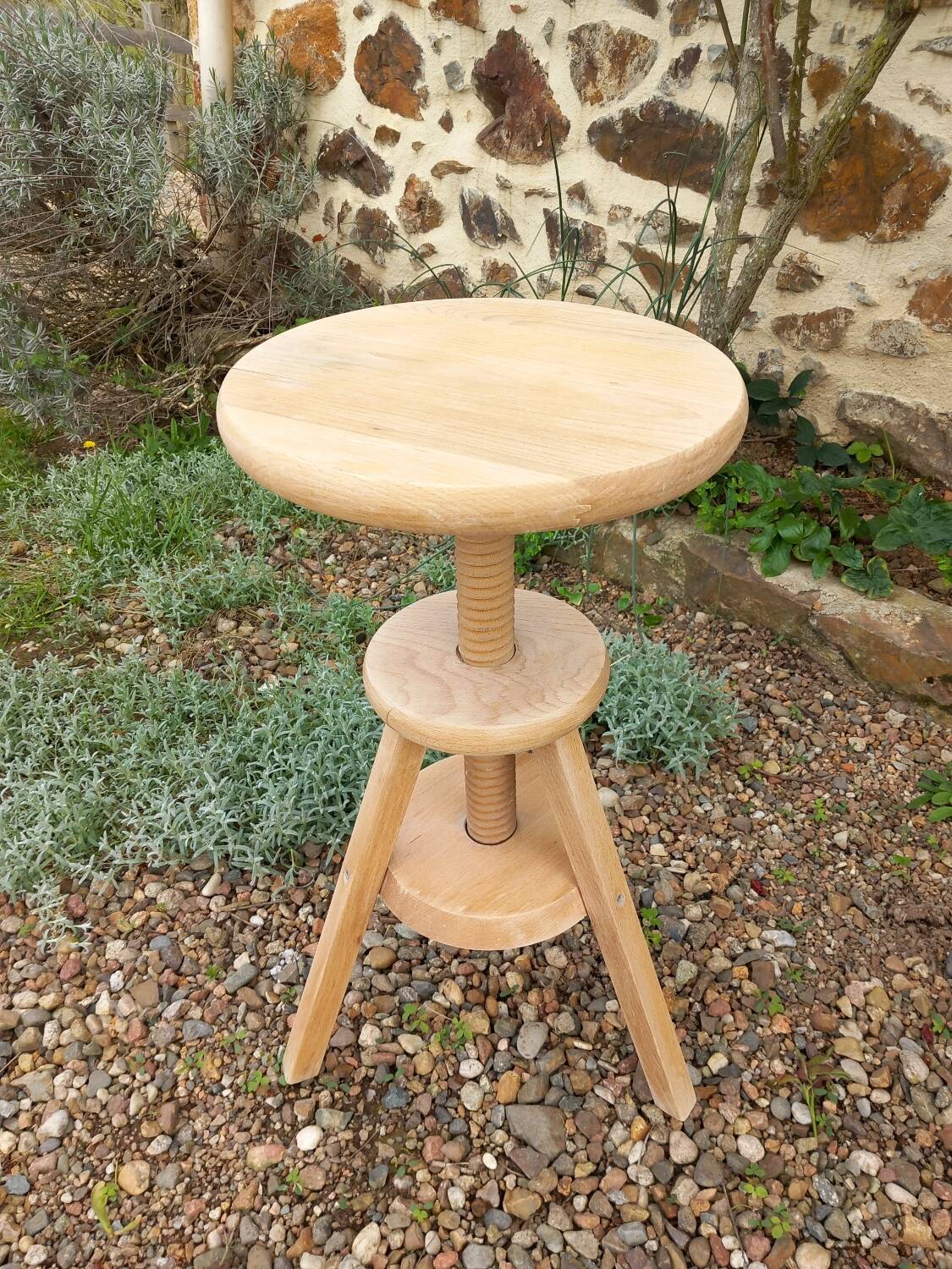 Tripod stool with screw