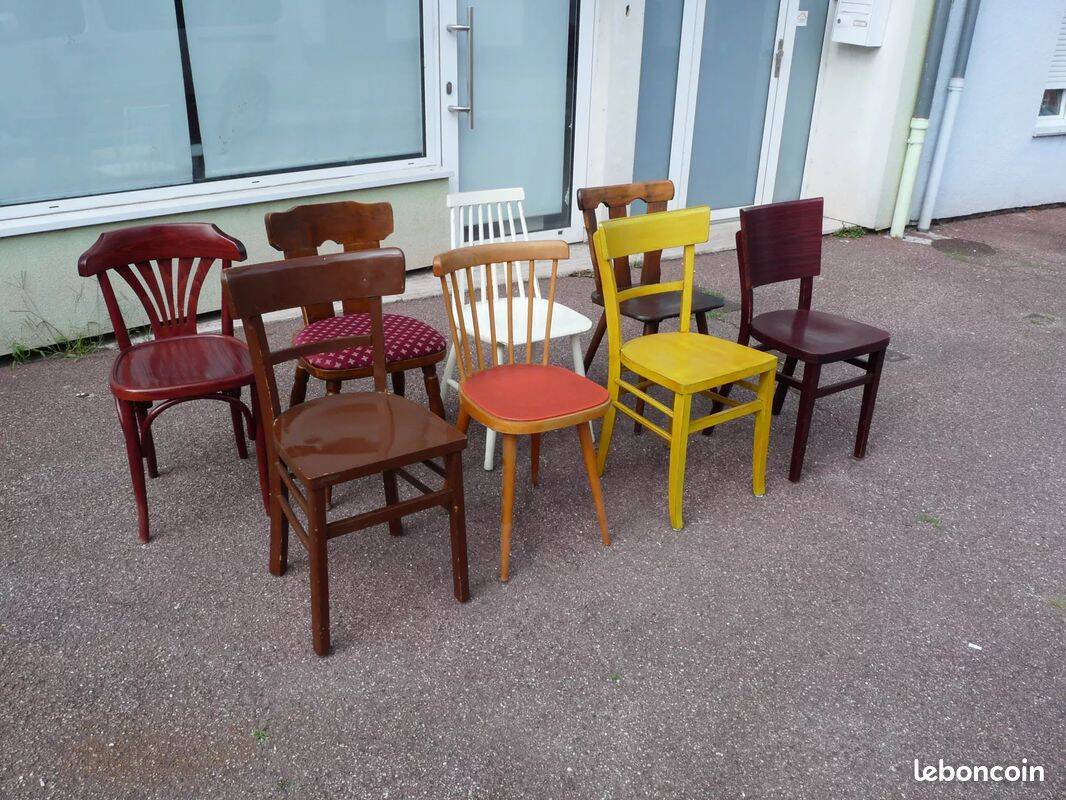 8 chaises de bistrot en bois dépareillées - vintage