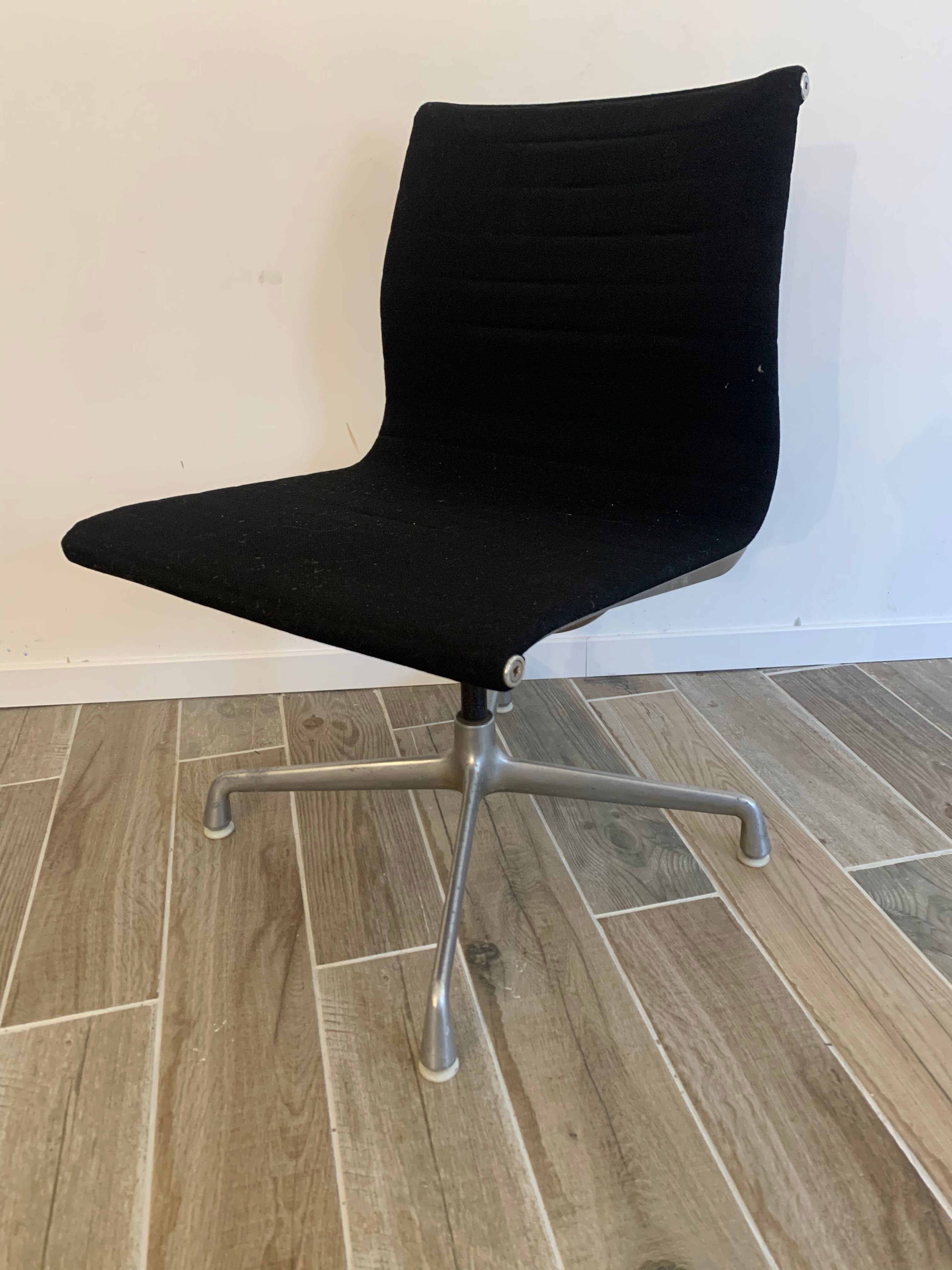 Charles & Ray Eames swivel chair mod EA106 Herman miller